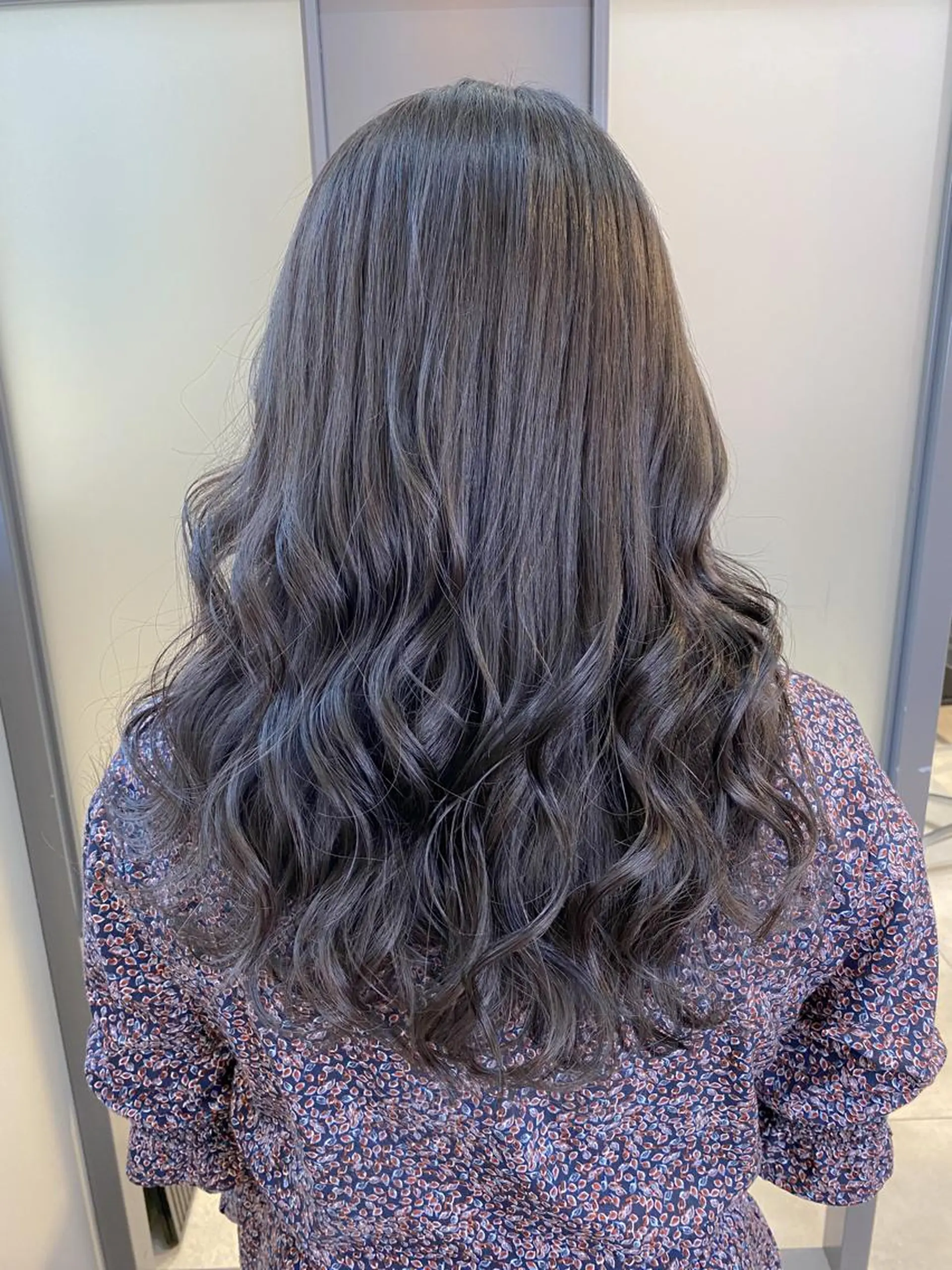 セミロング カラー アッシュ アッシュグレー 【透明感、艶髪】西村 有司のヘアスタイル