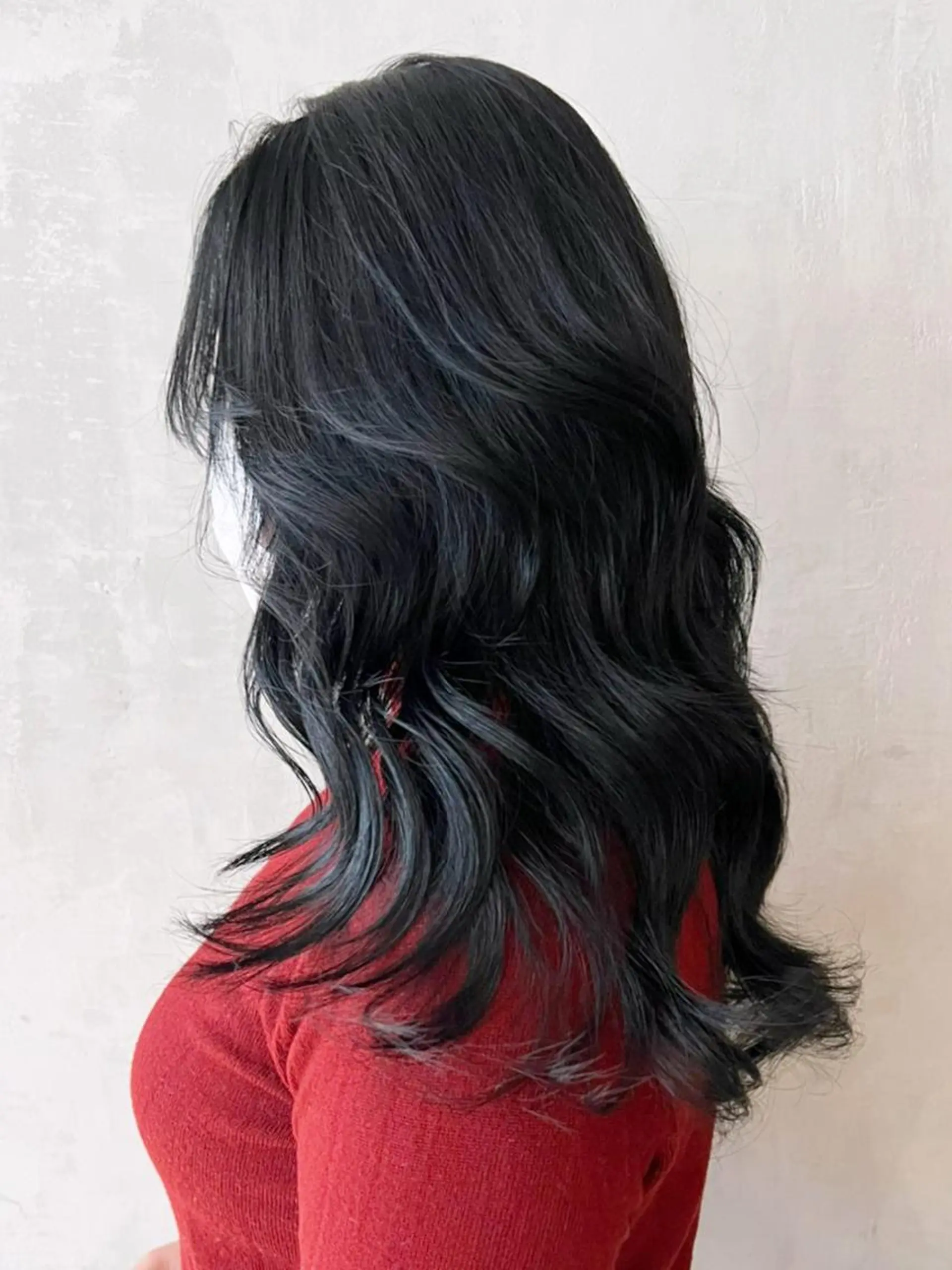 ミディアム カラー パーマ ヘアアレンジ 黒髪 ブルーカラー ブルーブラック レイヤーカット ITbyALBUM 中野店のヘアスタイル