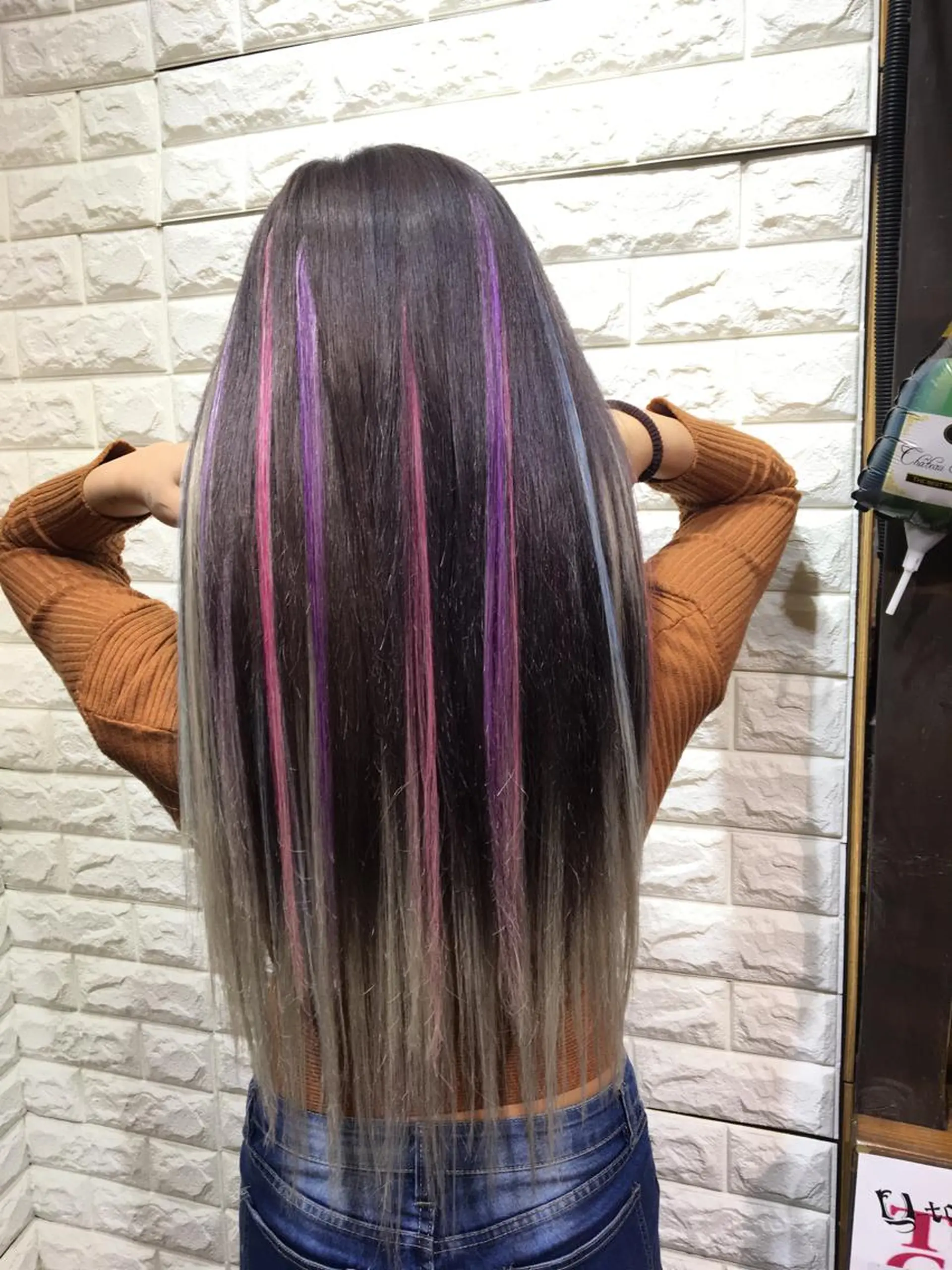 ロング カラー グラデーションカラー ハイライトカラー シルバー ハイライト IwAsh大和駅前店 河野亜里香のヘアスタイル