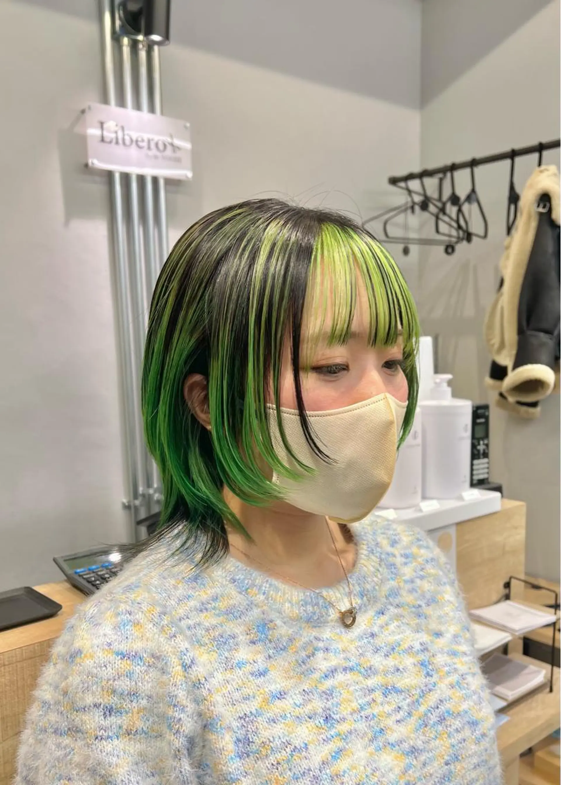 ショート カラー デザインカラー ウルフカット ブリーチ毛の縮毛矯正 ハイトーン/岡本智樹のヘアスタイル
