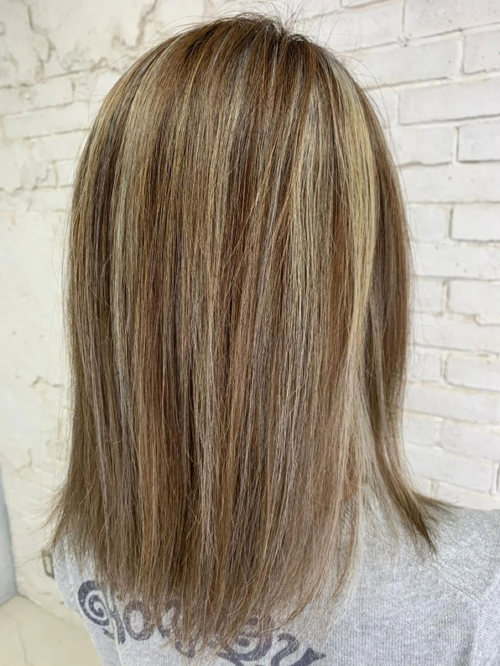 ミディアム カラー アッシュ ハイライトカラー ミルクティーアッシュ ハイライト ヘアカラー トリートメント LUXBE LUCEのヘアスタイル