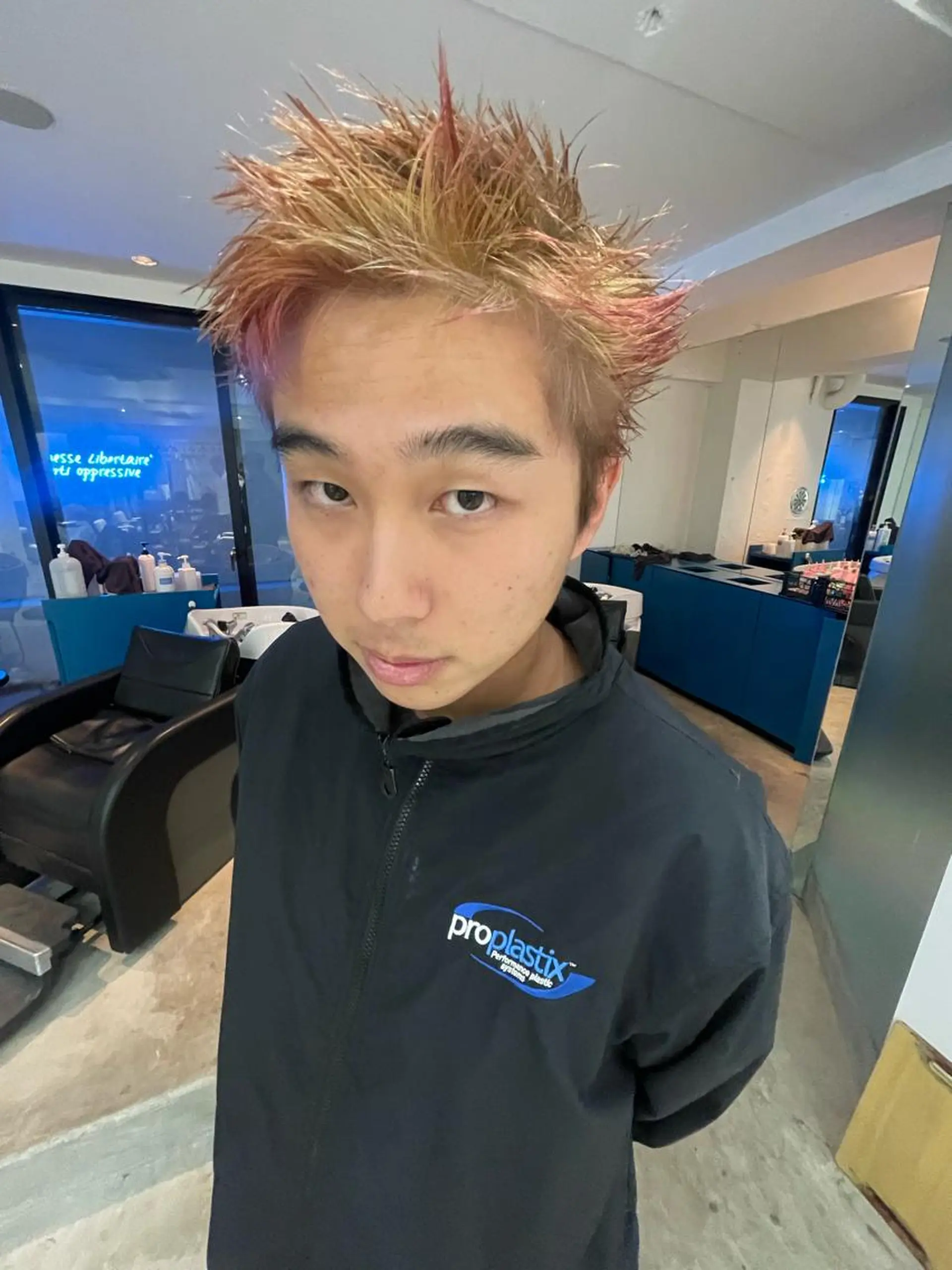 ショート カラー メンズ メンズバレイヤージュ メンズブリーチ センターパート フェードカット メンズハイライト カット ヘアカラー トリートメント スパイラルパーマ 🌐hina⭐️のヘアスタイル