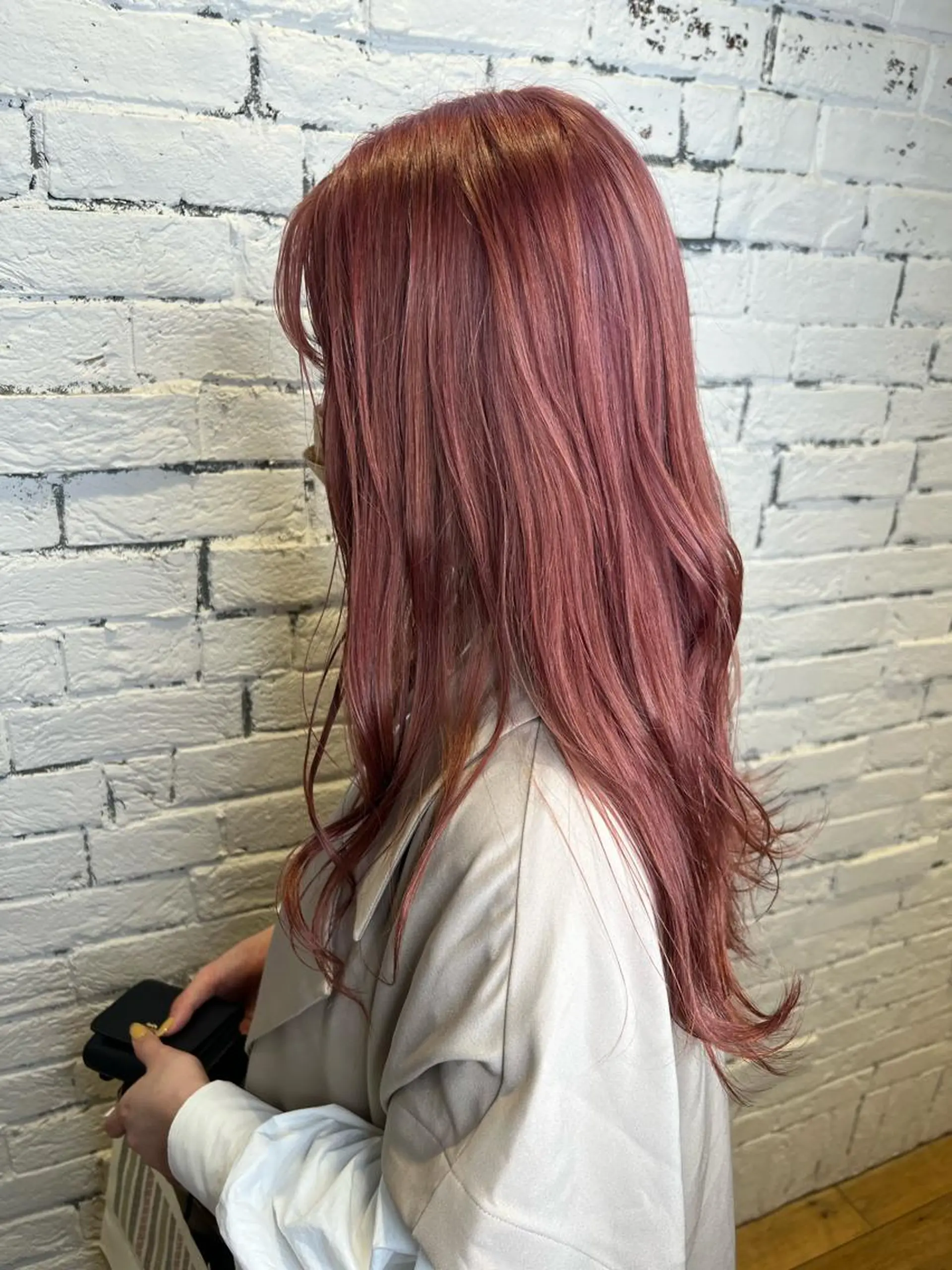 ロング カラー ブリーチ ピンクカラー 前田 輝のヘアスタイル