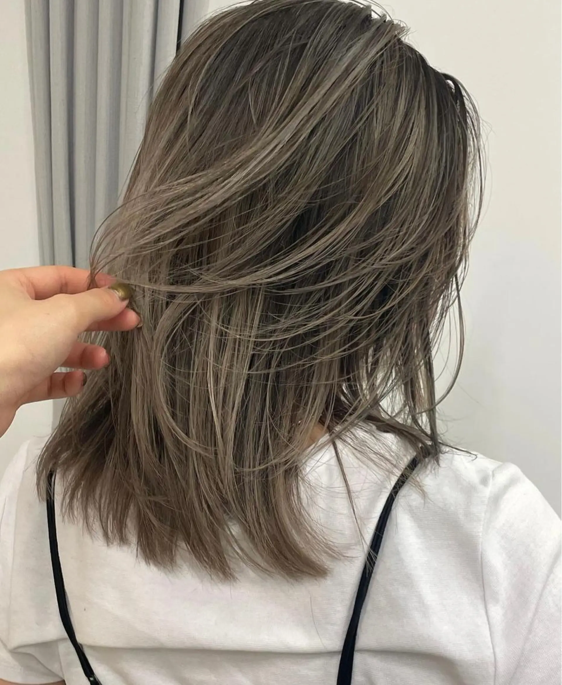 セミロング カラー 🫧ハイトーン✨格安 より質💐マンツーマのヘアスタイル