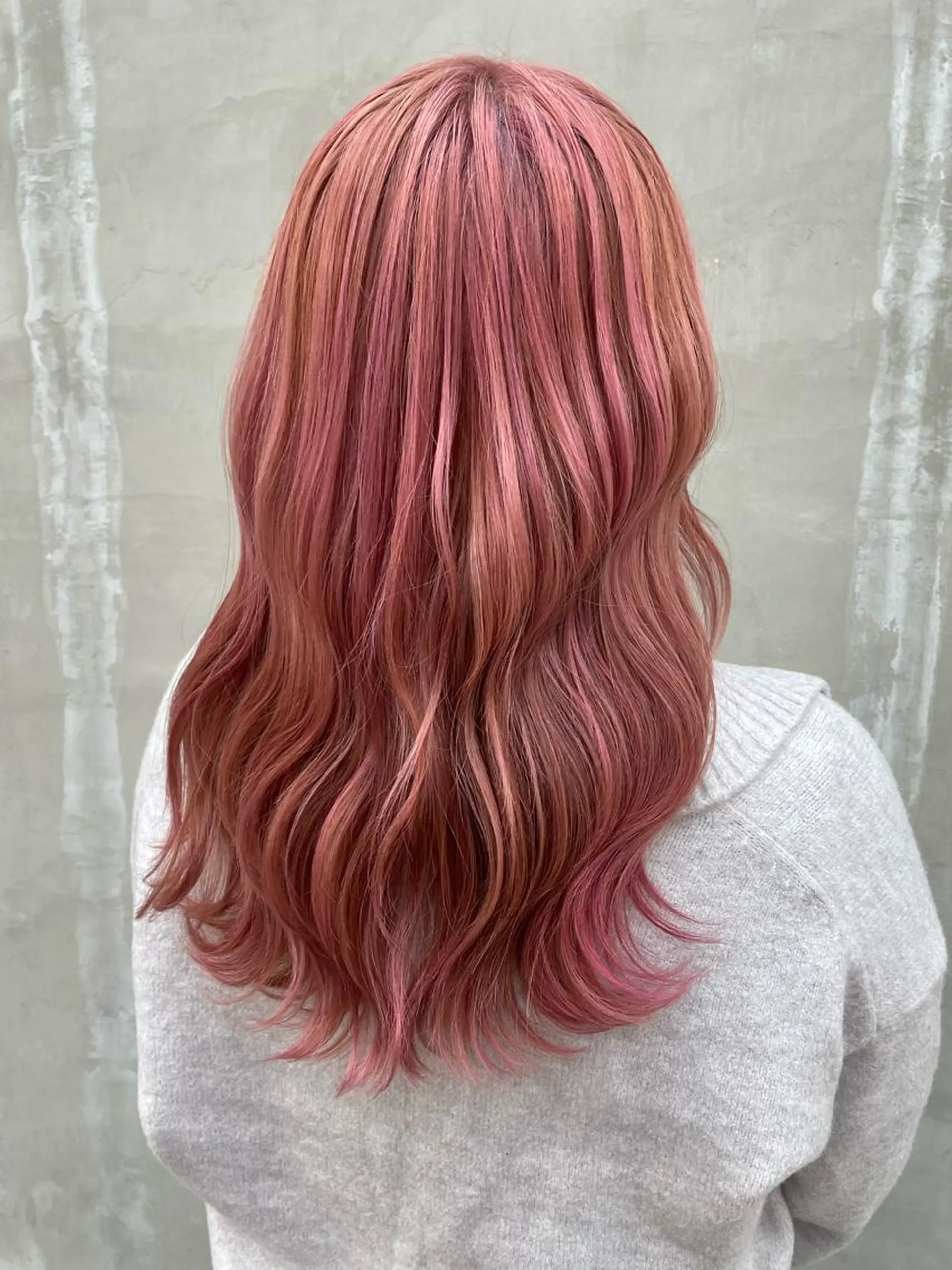 ロング カラー ピンクカラー ブリーチなしカラー ダブルカラーエクステのヘアスタイル