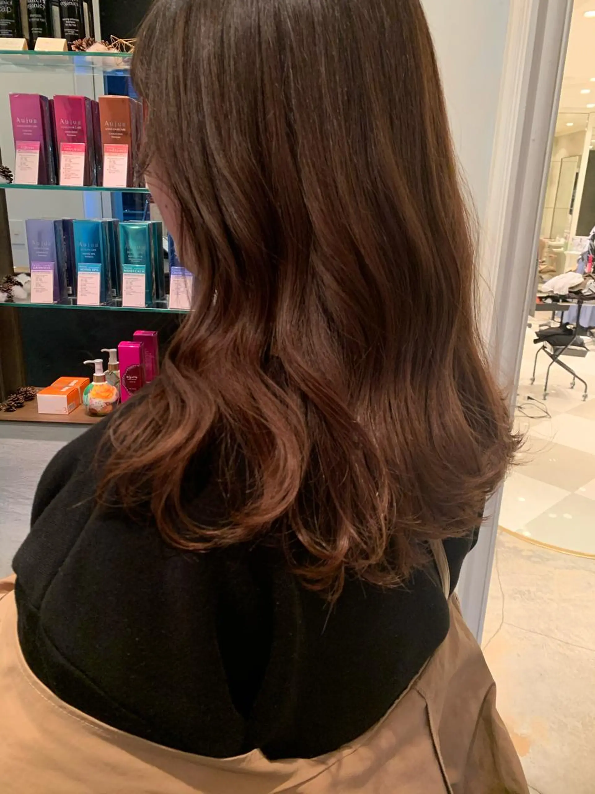 ロング SAKINO. ベージュカラーのヘアスタイル