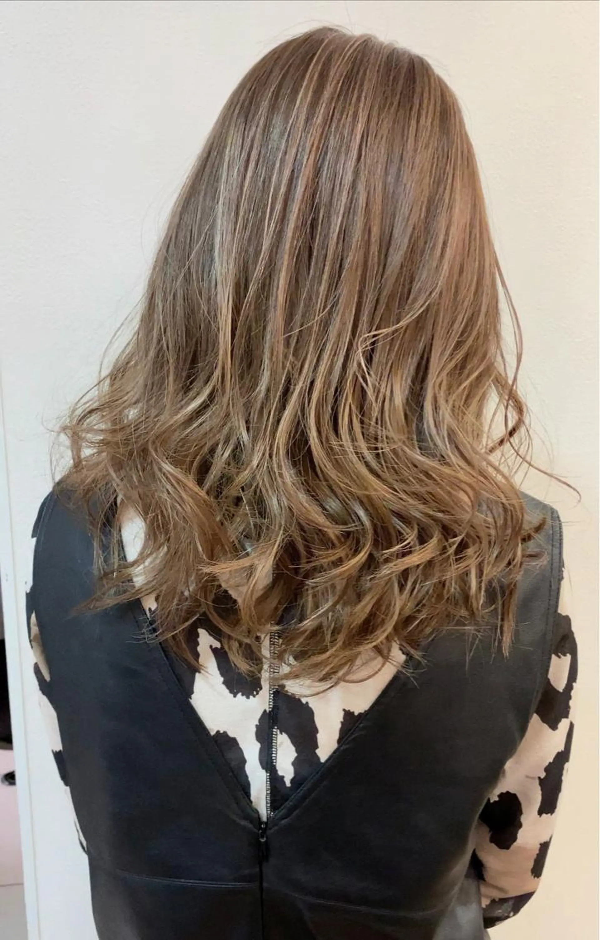 セミロング カラー ハイライトカラー ハイライト 白髪世代の悩み解決 阿部耕大のヘアスタイル