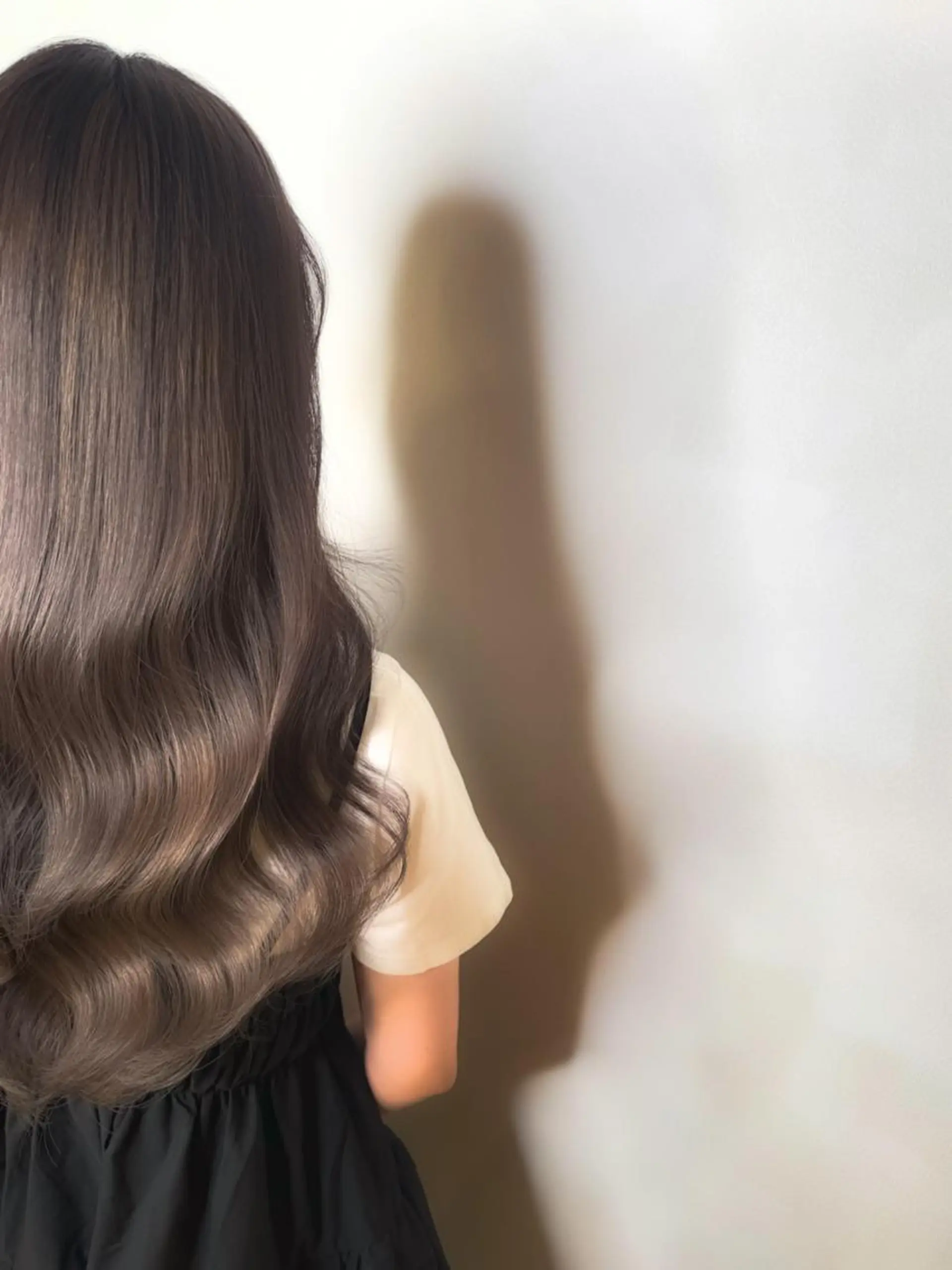 ミディアム ミディアムパーマ ラベンダーベージュ くびれヘア 外国人風カラー ハイライト カット ヘアカラー トリートメント 隠れ家美容室 RAW TOKYO 【公式】のヘアスタイル