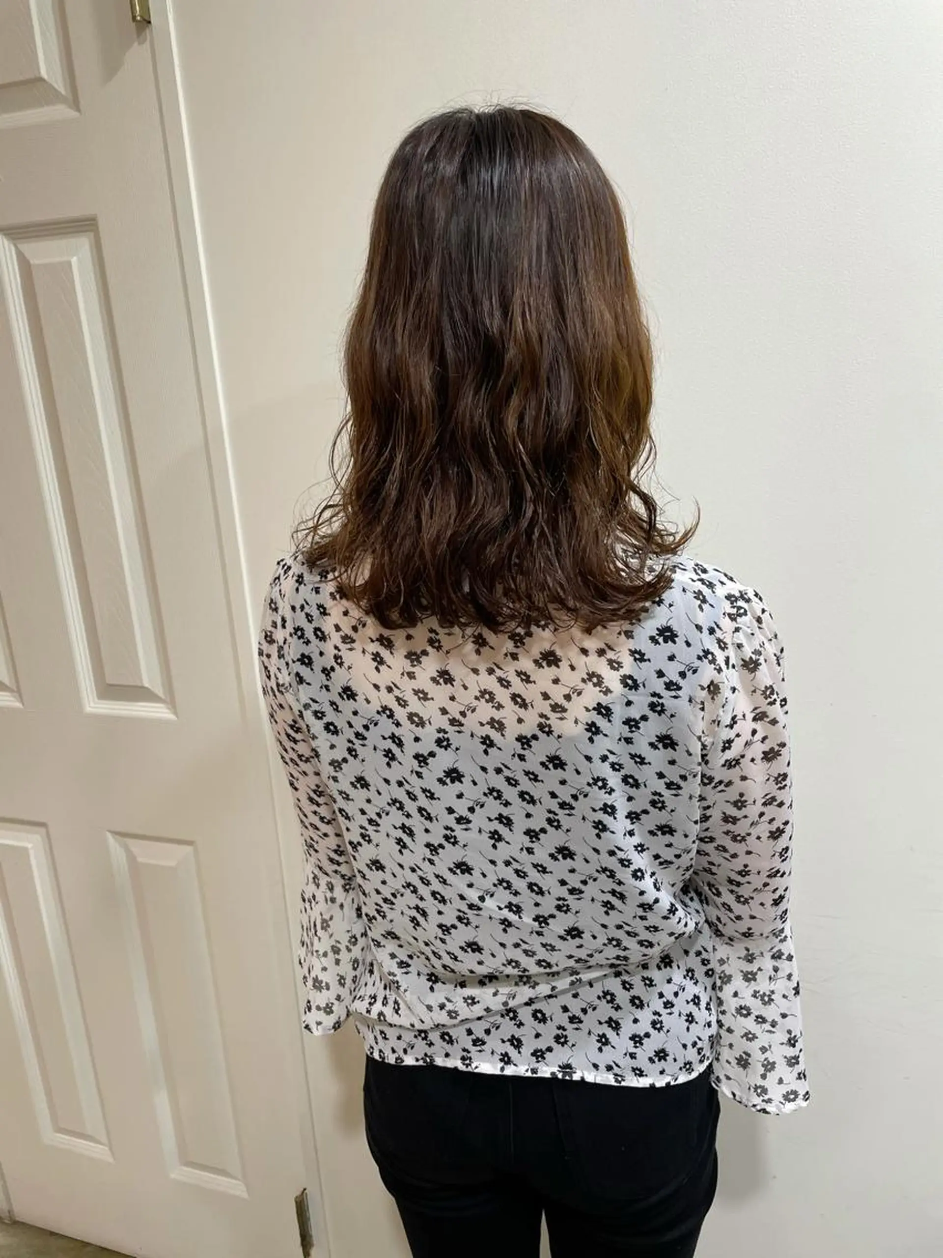 ミディアム パーマ MIOベージュカラー 柔らかいカラーのヘアスタイル