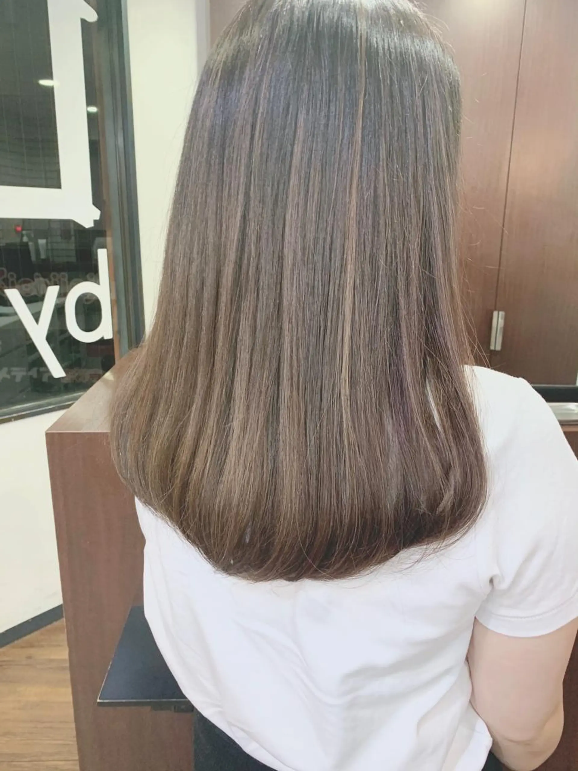 セミロング レイヤーカット、 大人可愛い 中村美羅のヘアスタイル