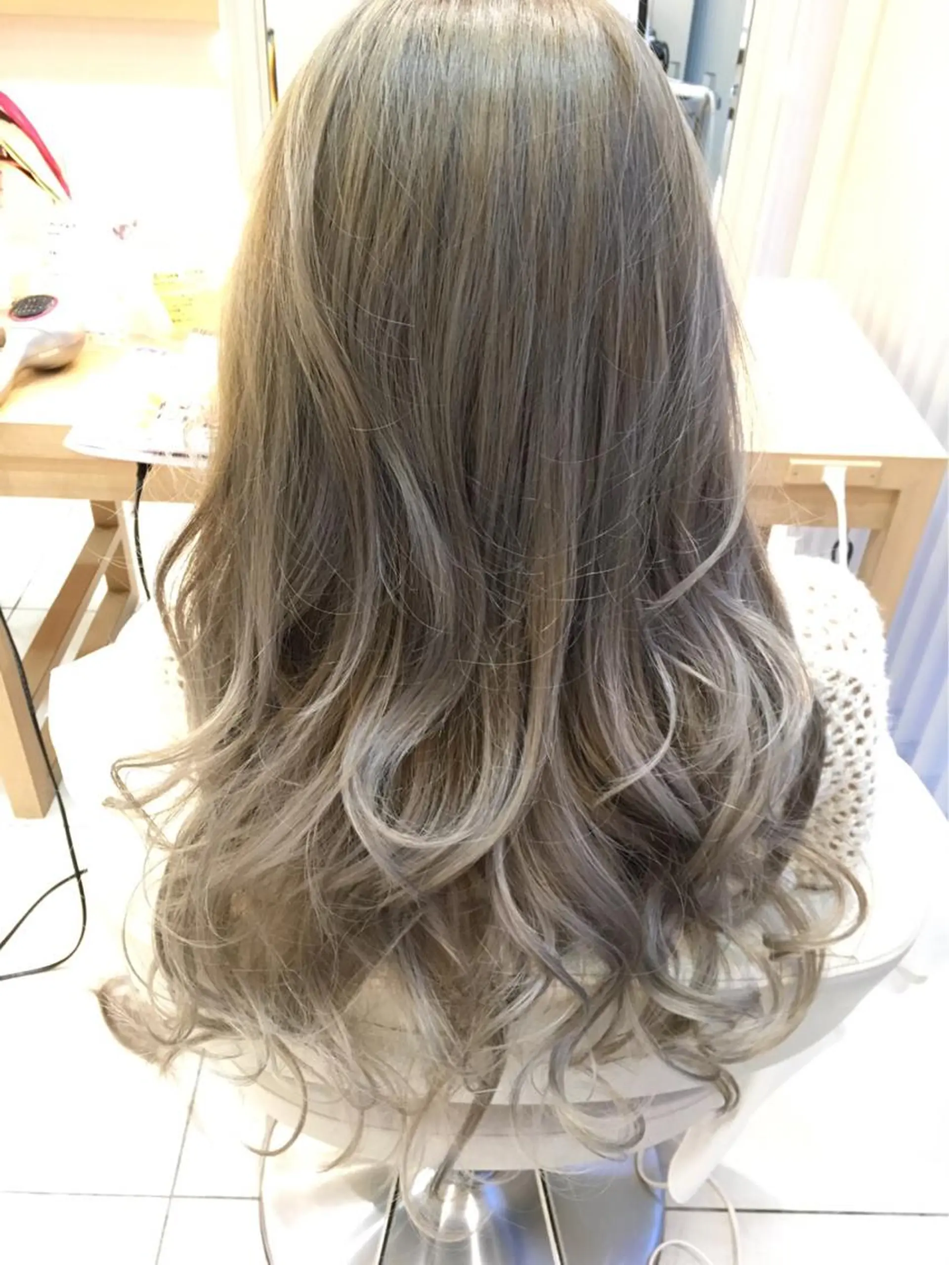ロング カラー ブリーチ グラデーションカラー グレージュ ハイライトカラー ハイライト 小田原NO1 美容師 飯田飛翔のヘアスタイル