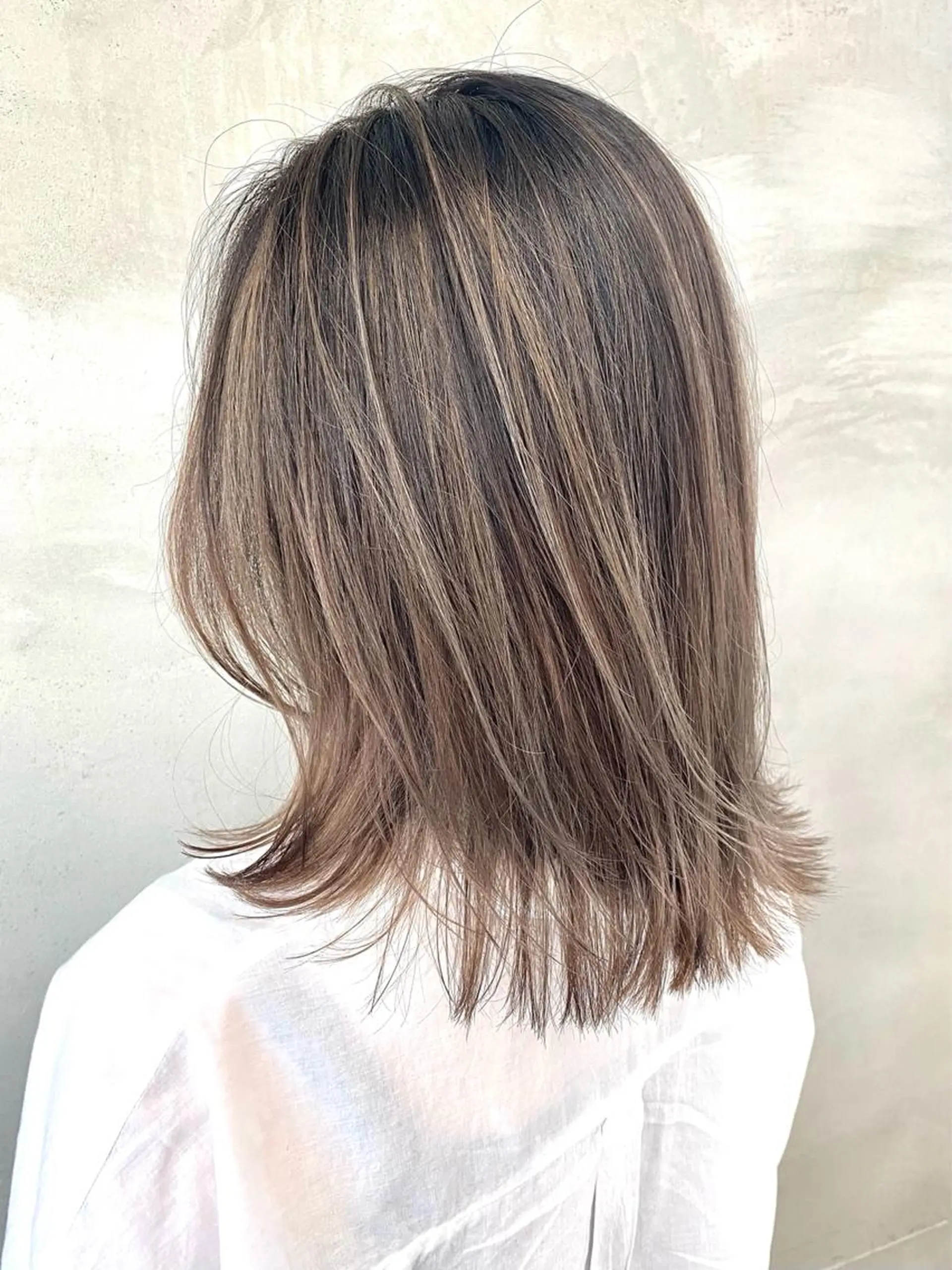 セミロング カラー バレイヤージュ ベージュカラー ハイライトカラー ミルクティーベージュ ハイライト カット ヘアカラー トリートメント 🫧透明感カラー🫧 OIKAWAのヘアスタイル