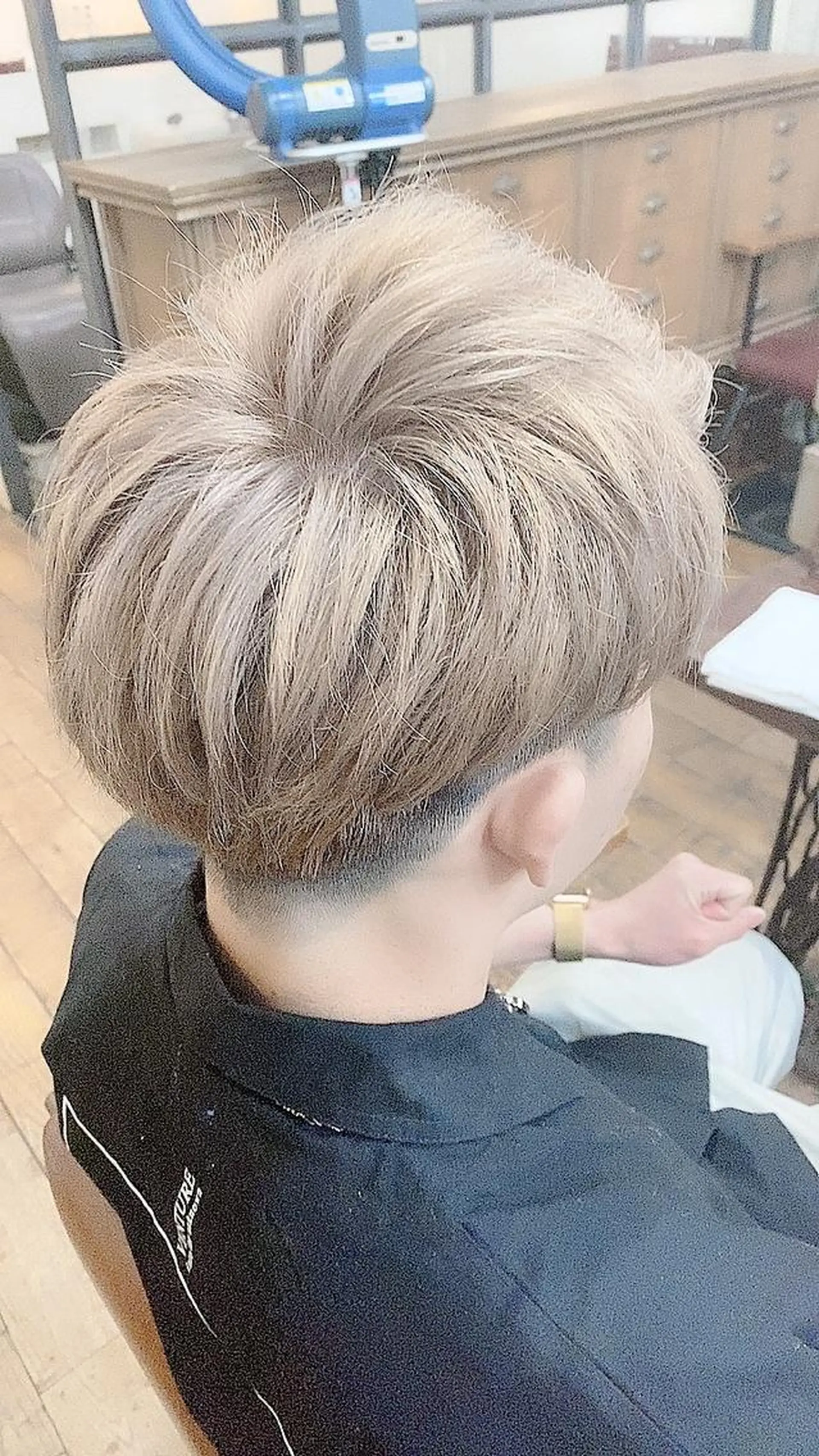 ショート カラー メンズ メンズブリーチ メンズハイトーン マッシュ ブリーチ 透明感カラー 國分 伸也のヘアスタイル