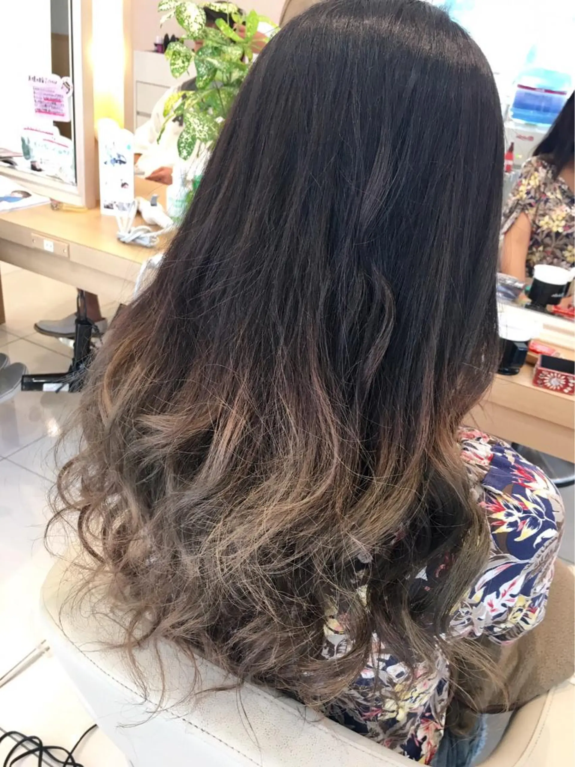 ロング カラー アッシュ ブリーチ グラデーションカラー 小田原NO1 美容師 飯田飛翔のヘアスタイル