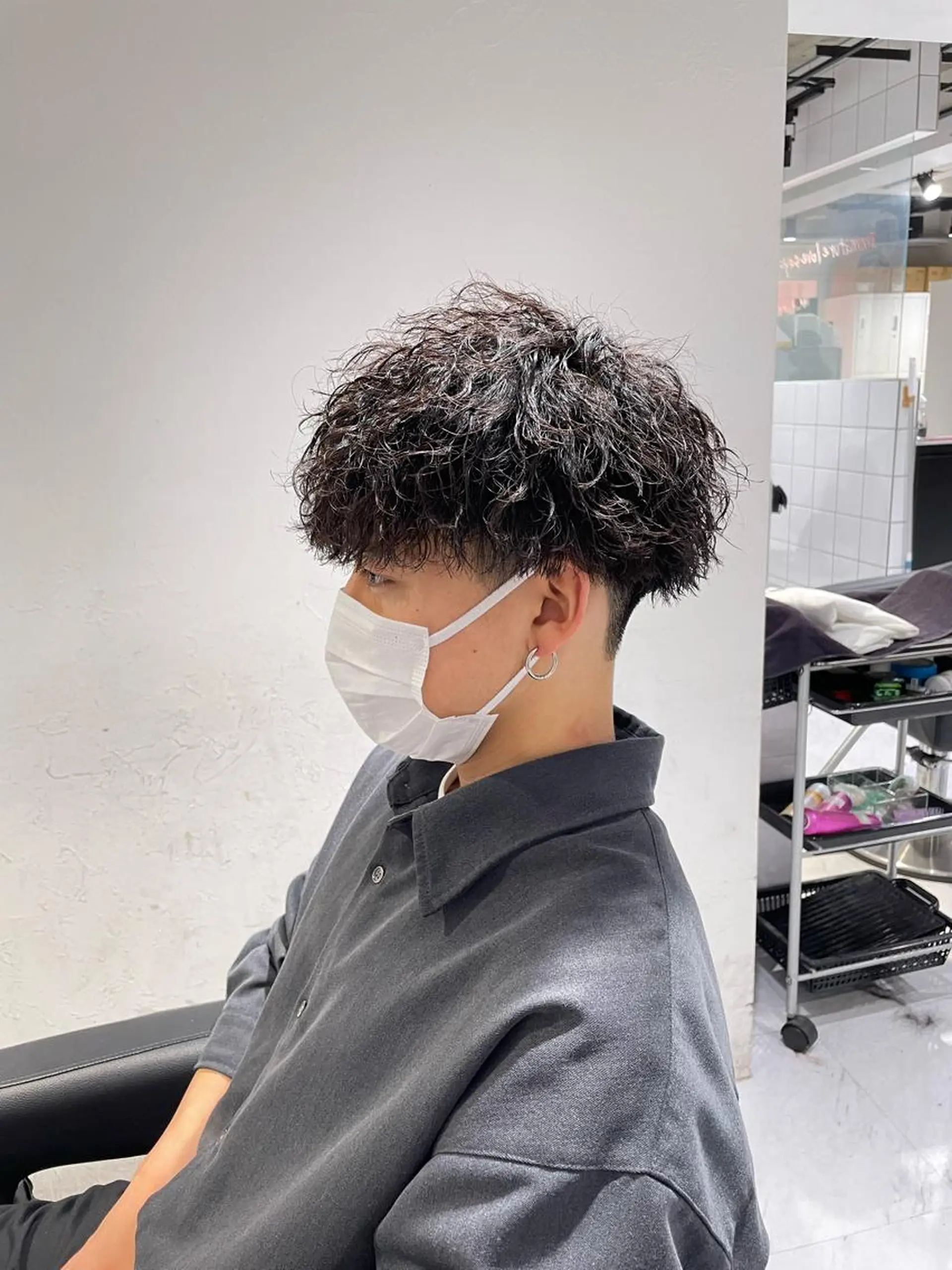 ショート カラー パーマ ヘアアレンジ メンズ メンズブリーチ センターパート メンズハイライト メンズハイトーン マッシュウルフ カット パーマ トリートメント ヘッドスパ ヘアセット スパイキー/フェザー /波巻き/かいとのヘアスタイル