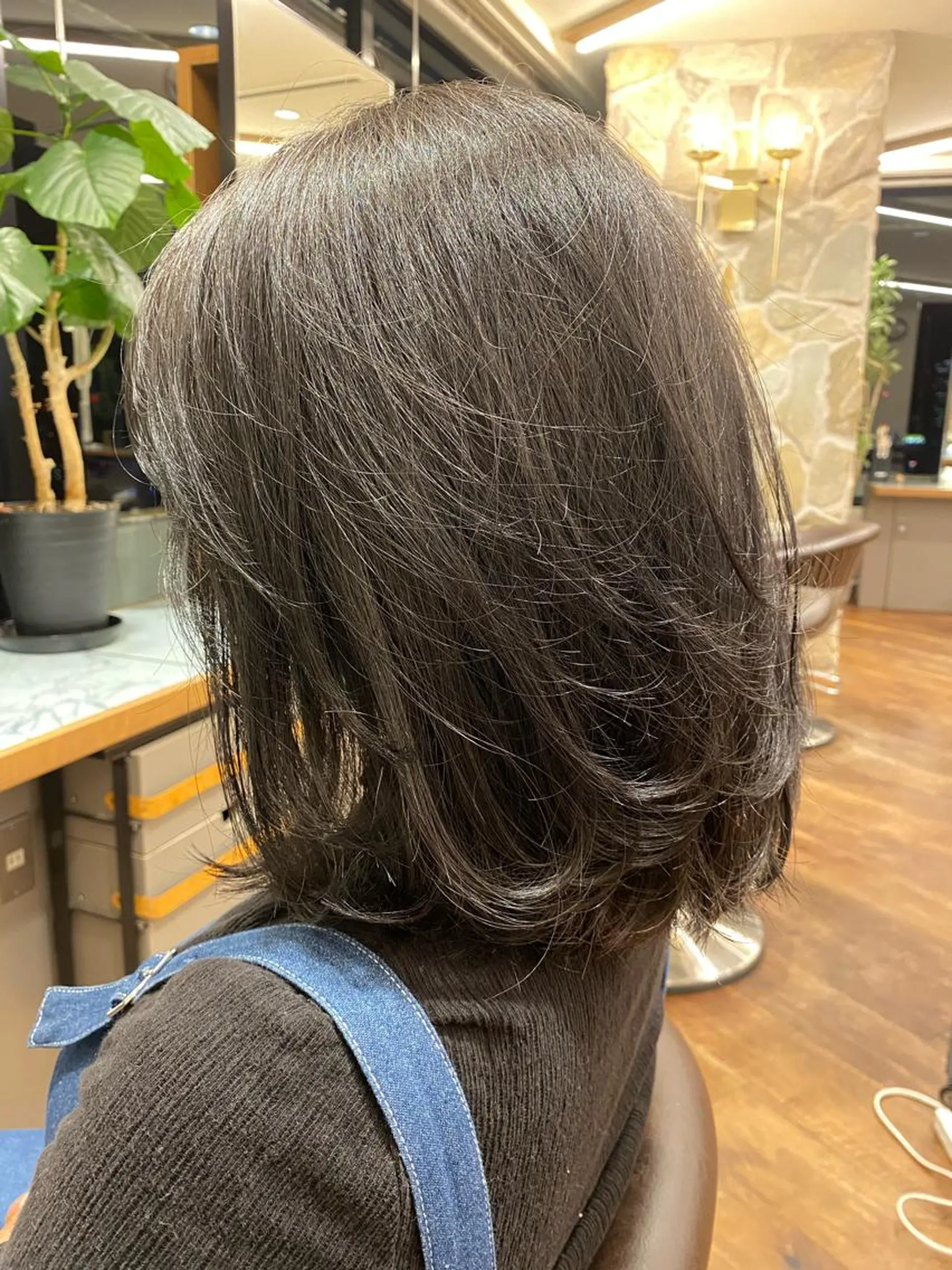 ミディアム カラー アッシュ ブリーチ ダークアッシュ ブリーチなしカラー レイヤー/グレージュ メンズパーマのヘアスタイル