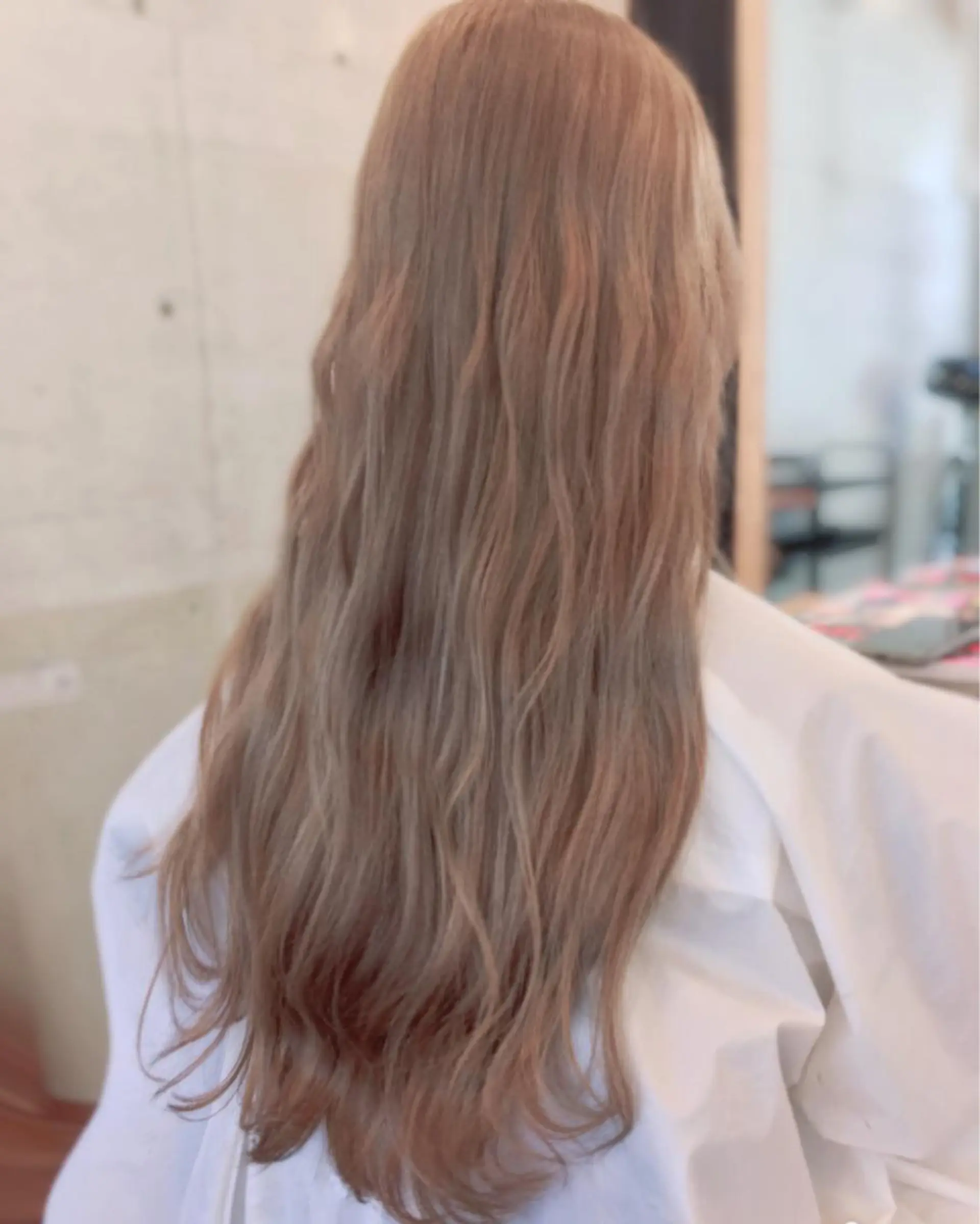 ロング カラー ベージュカラー ブリーチ ヘアカラー トリートメント 千 田のヘアスタイル