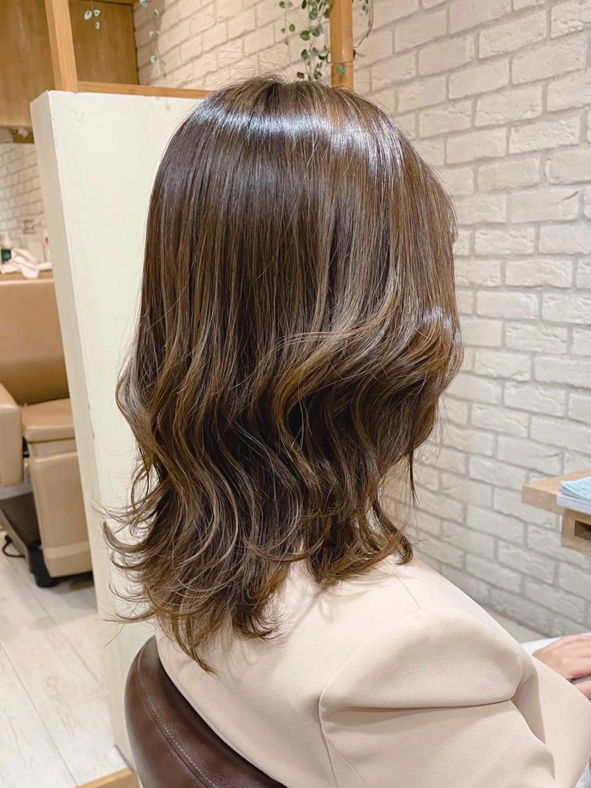 セミロング カラー グレージュ ハイライトカラー ハイライト カット ヘアカラー トリートメント 清水 有実子のヘアスタイル