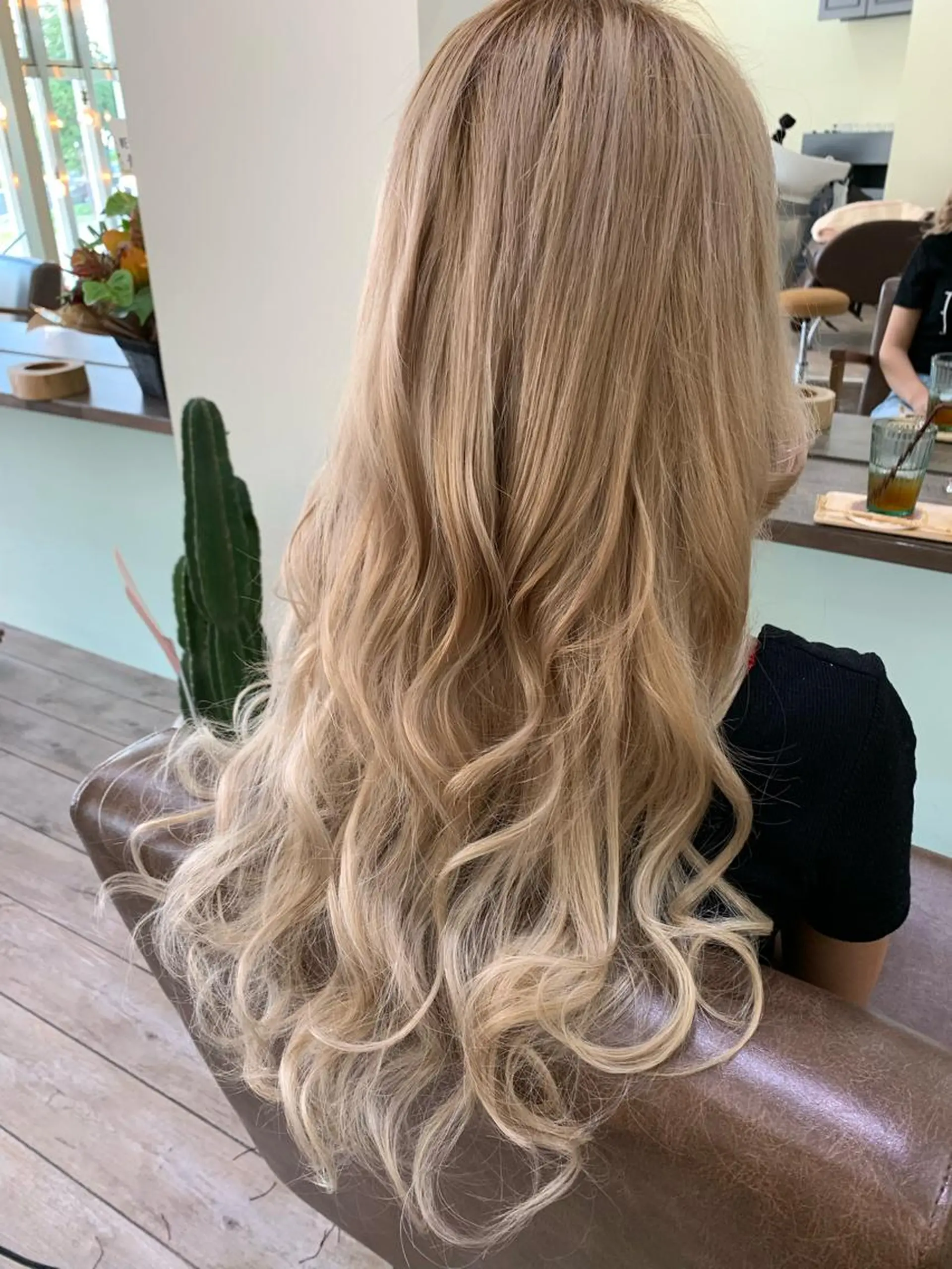 ロング カラー ベージュカラー ホワイトベージュ ヘアカラー エクステ WEST OLAND 安藤のヘアスタイル