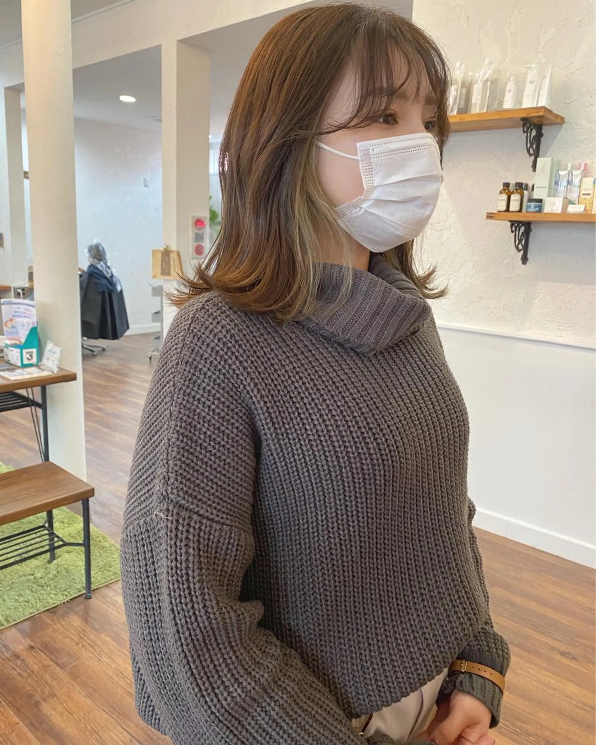 セミロング カラー ベージュカラー イヤリングカラー シルバー シルバーベージュ カット ヘアカラー 江原 彩華のヘアスタイル