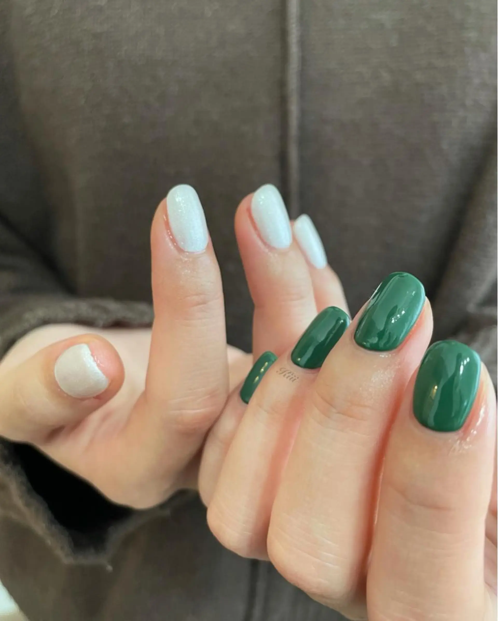 ネイル ホワイト ハンドネイル フットネイル kiii.__ ✴︎*のネイルデザイン