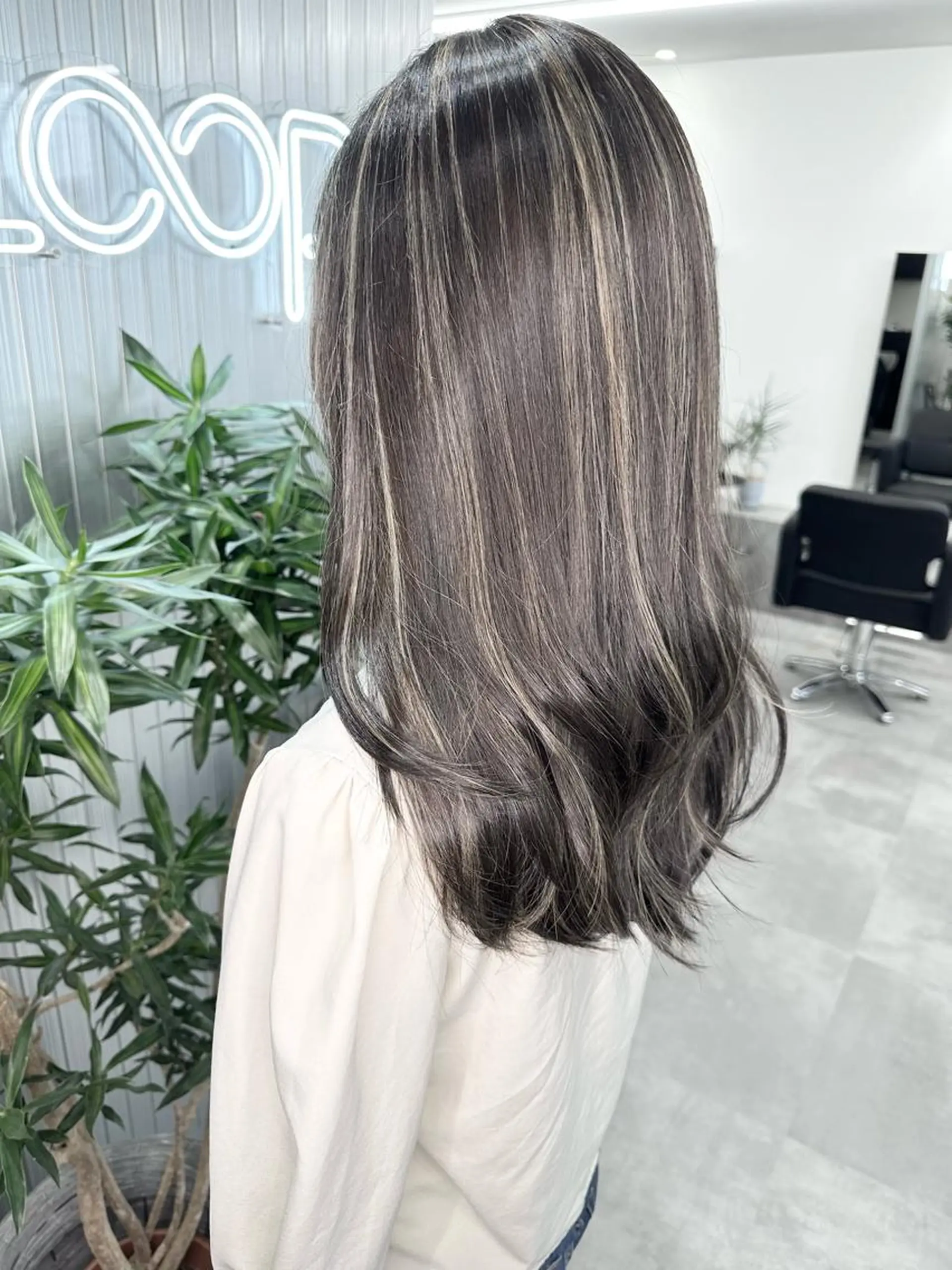 セミロング カラー カット ヘアカラー LOOP hairのヘアスタイル