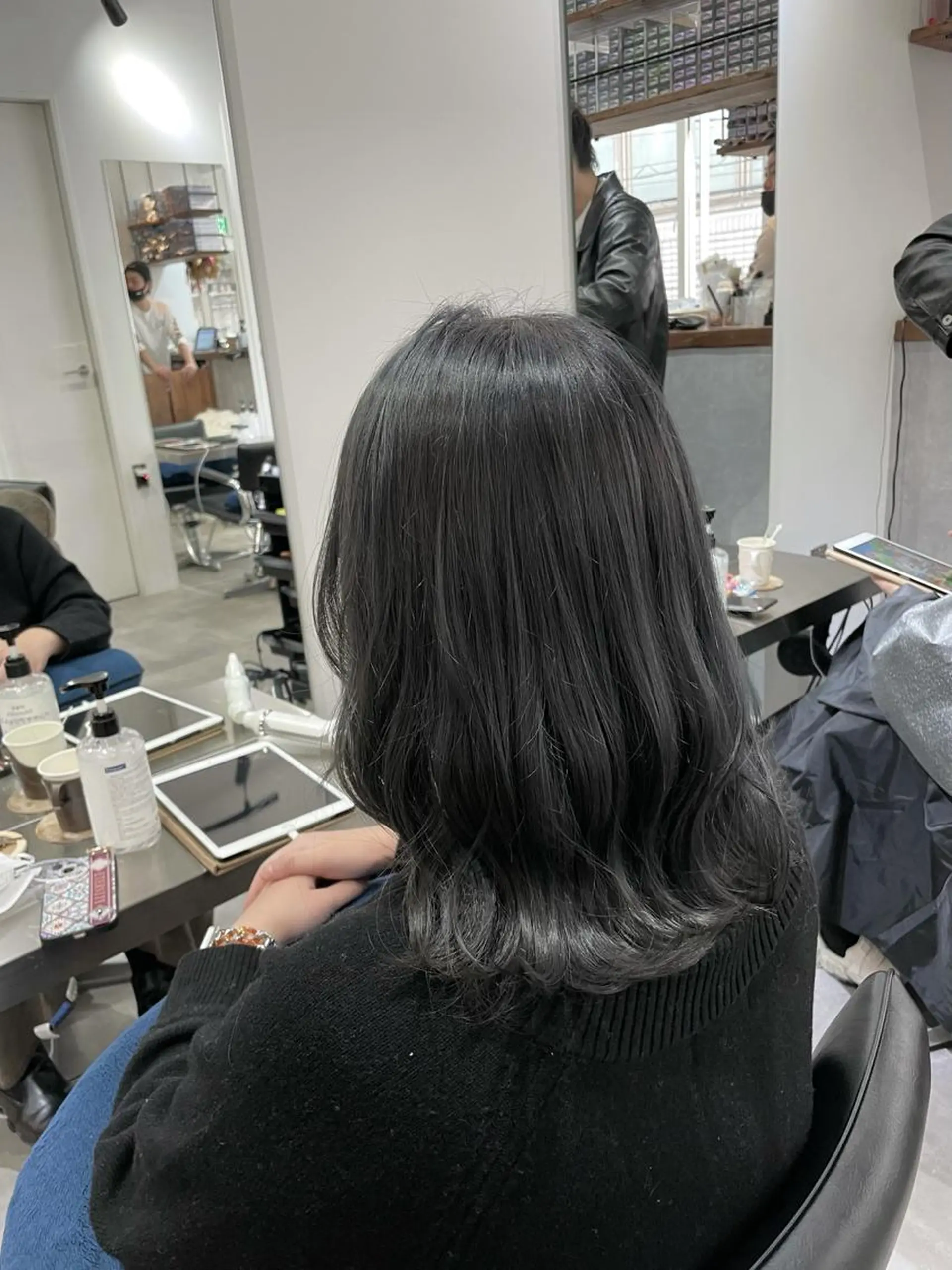 ミディアム カラー ブリーチ ブルーカラー 透明感カラー シルバー ヘアカラー 湯田実津希🤎 ﾐﾙｸﾃｨ専門のヘアスタイル