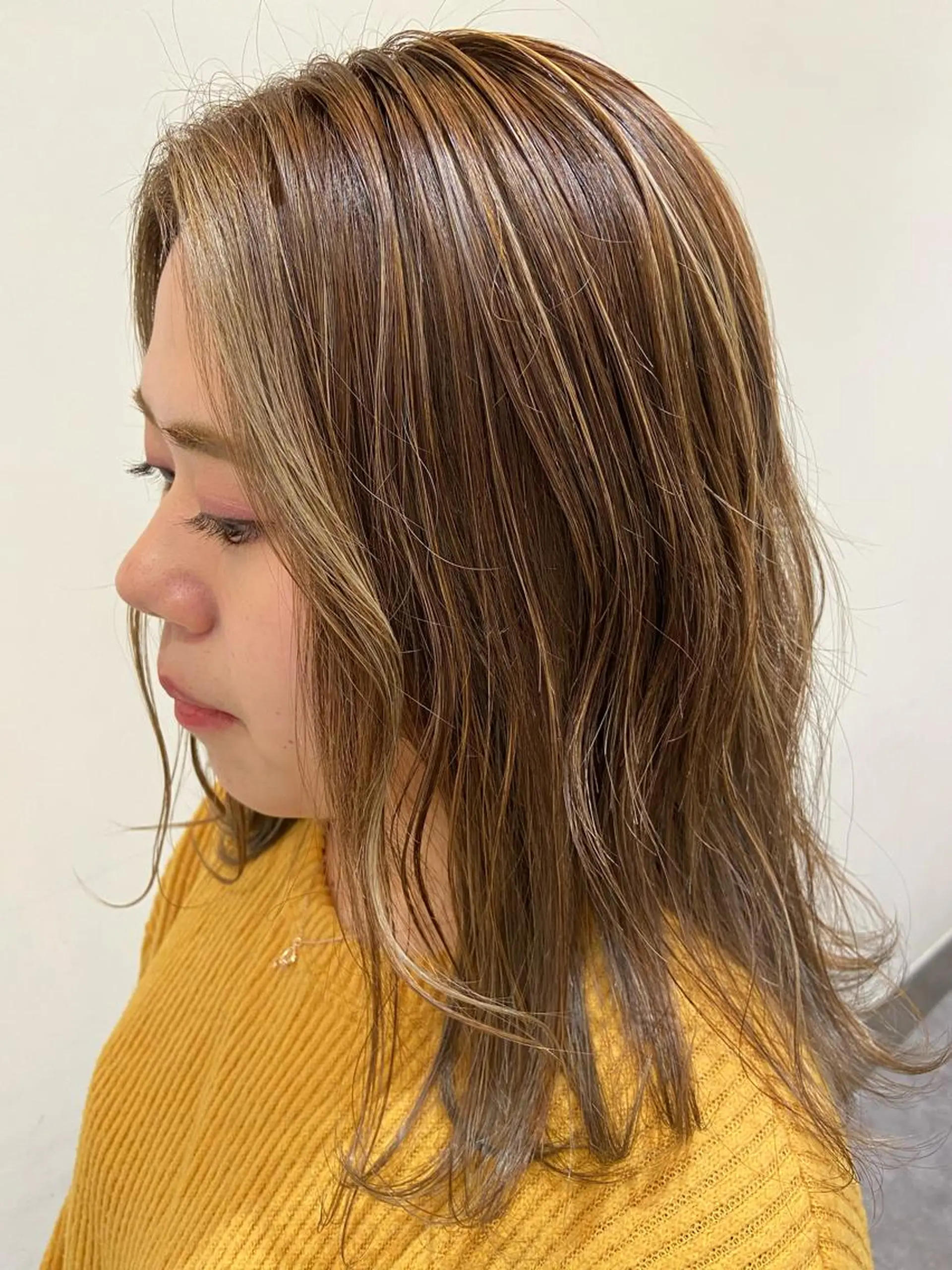 ミディアム カラー ミストバング  フェイスフレーミング ハイライトカラー ハイライト カット ヘアカラー トリートメント Amour なぐらのヘアスタイル