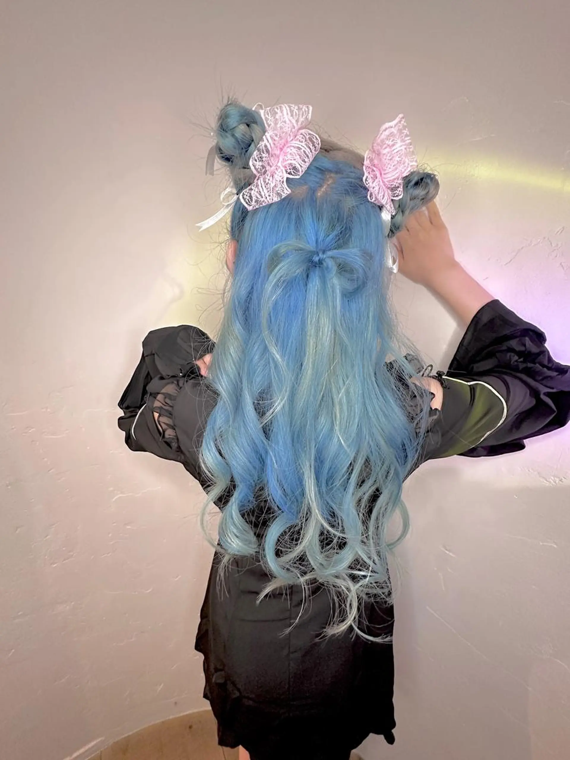 ロング カラー パーマ ヘアアレンジ アイブロウ 推し活専用 【派手髪】飯野ゆかりのヘアスタイル