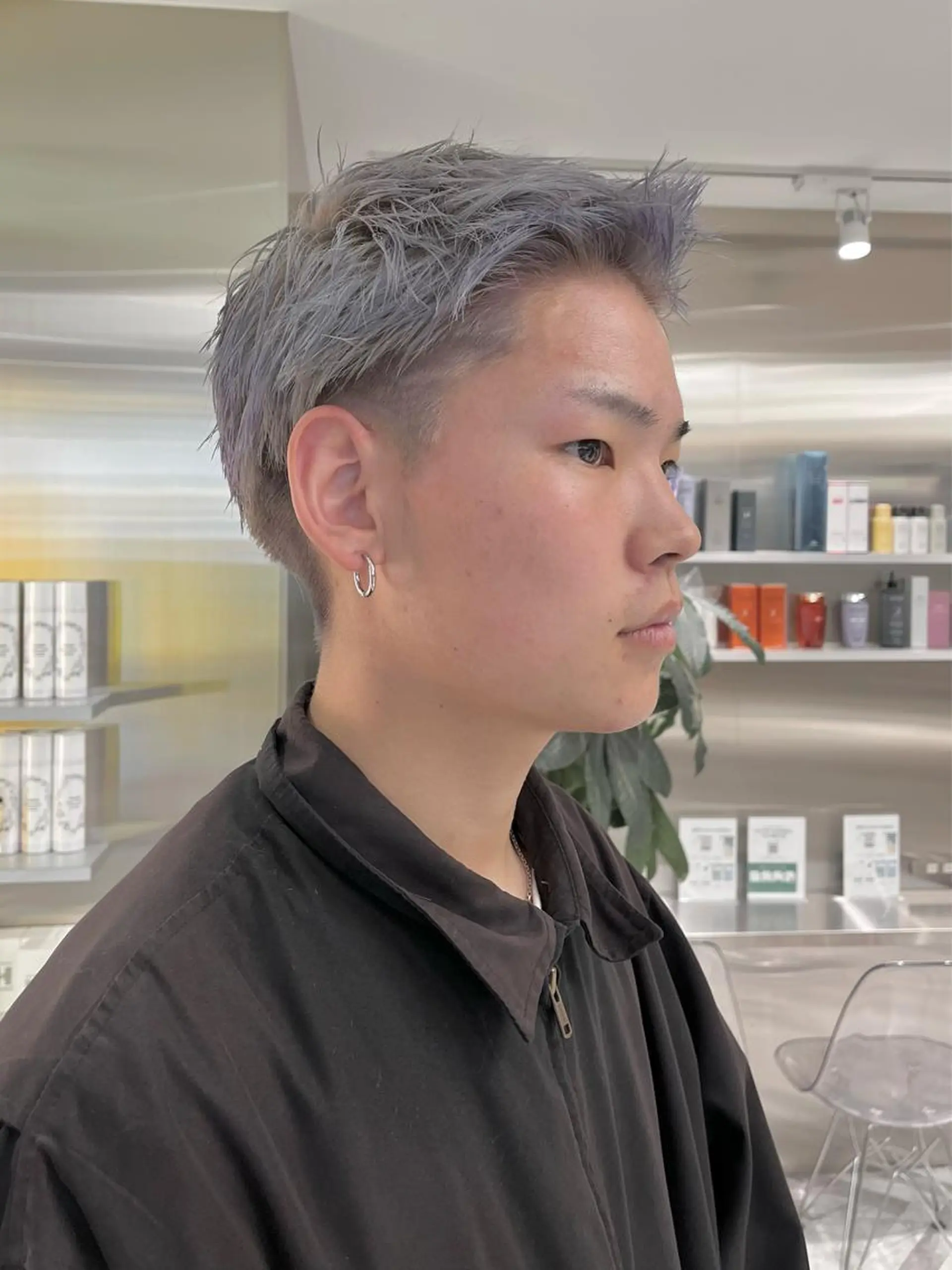 ショート カラー メンズ メンズハイトーン メンズ就活ヘア メンズショート スパイキーショート ブロンド ヘアカラー mai🤍縮毛酸性ス トレート/アイリストのヘアスタイル