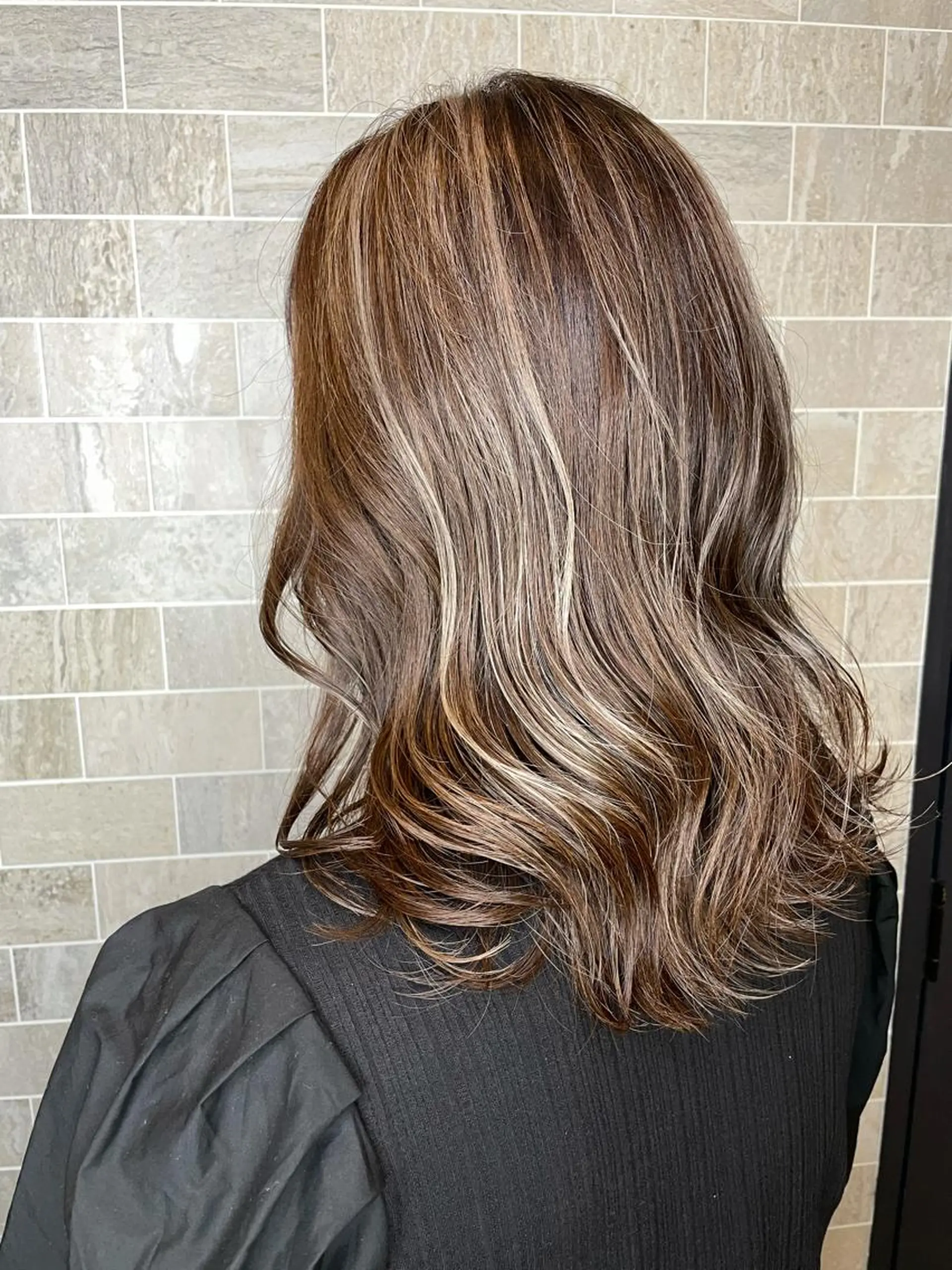 セミロング ヘアカラー ブリーチ毛矯正.髪質 改善.髪にドラマをのヘアスタイル