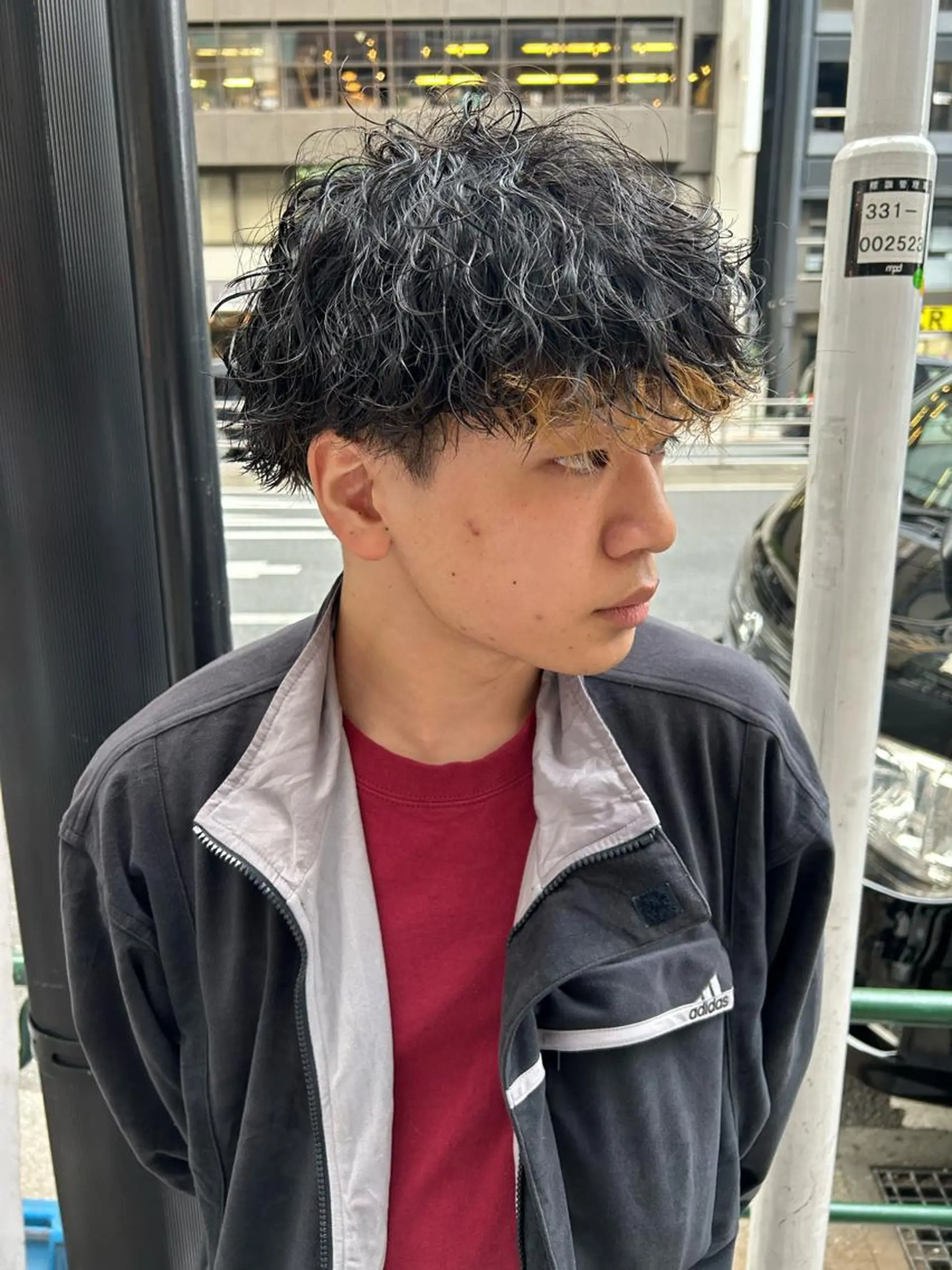 ショート カラー パーマ メンズ メンズブリーチ メンズハイライト メンズインナーカラー メンズパーマ プードルパーマ charme所属・💈メンズ短髪特化 ✂︎伊藤大輝💈のヘアスタイル