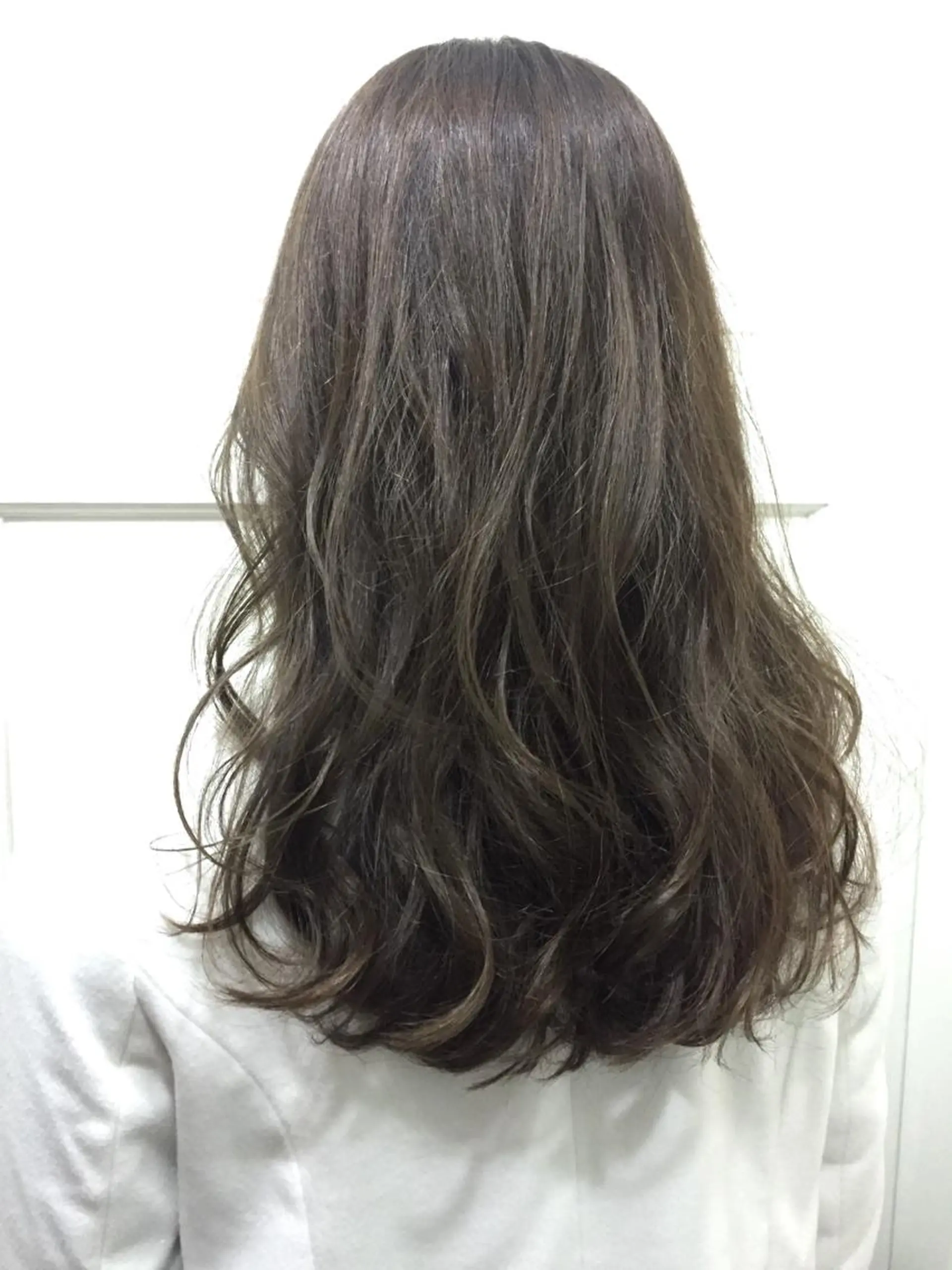 セミロング ロング カラー グレージュ ラベンダーカラー ラベンダーグレージュ ラベンダーグレー 若杉 諒のヘアスタイル