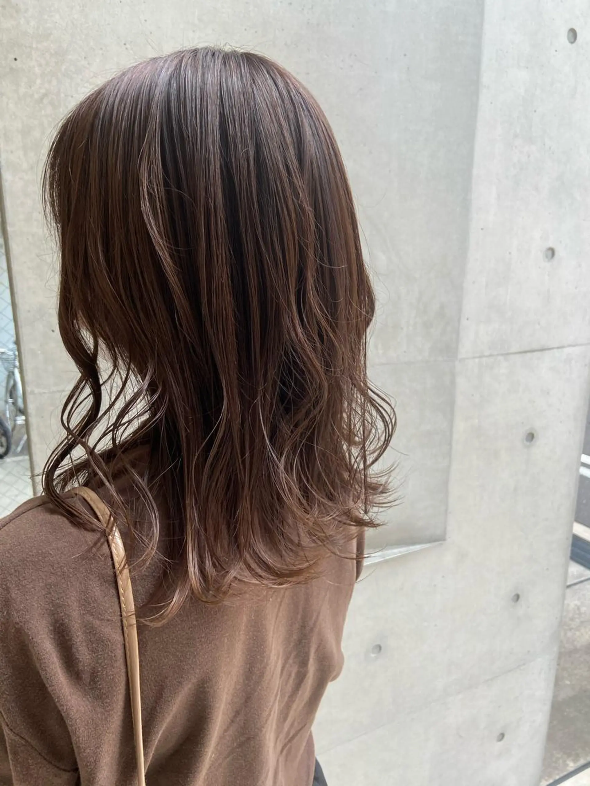 ミディアム カラー ハイライトカラー 3Dハイライト 外国人風カラー ハイライト なつめ🐶ショート ベージュカラーのヘアスタイル