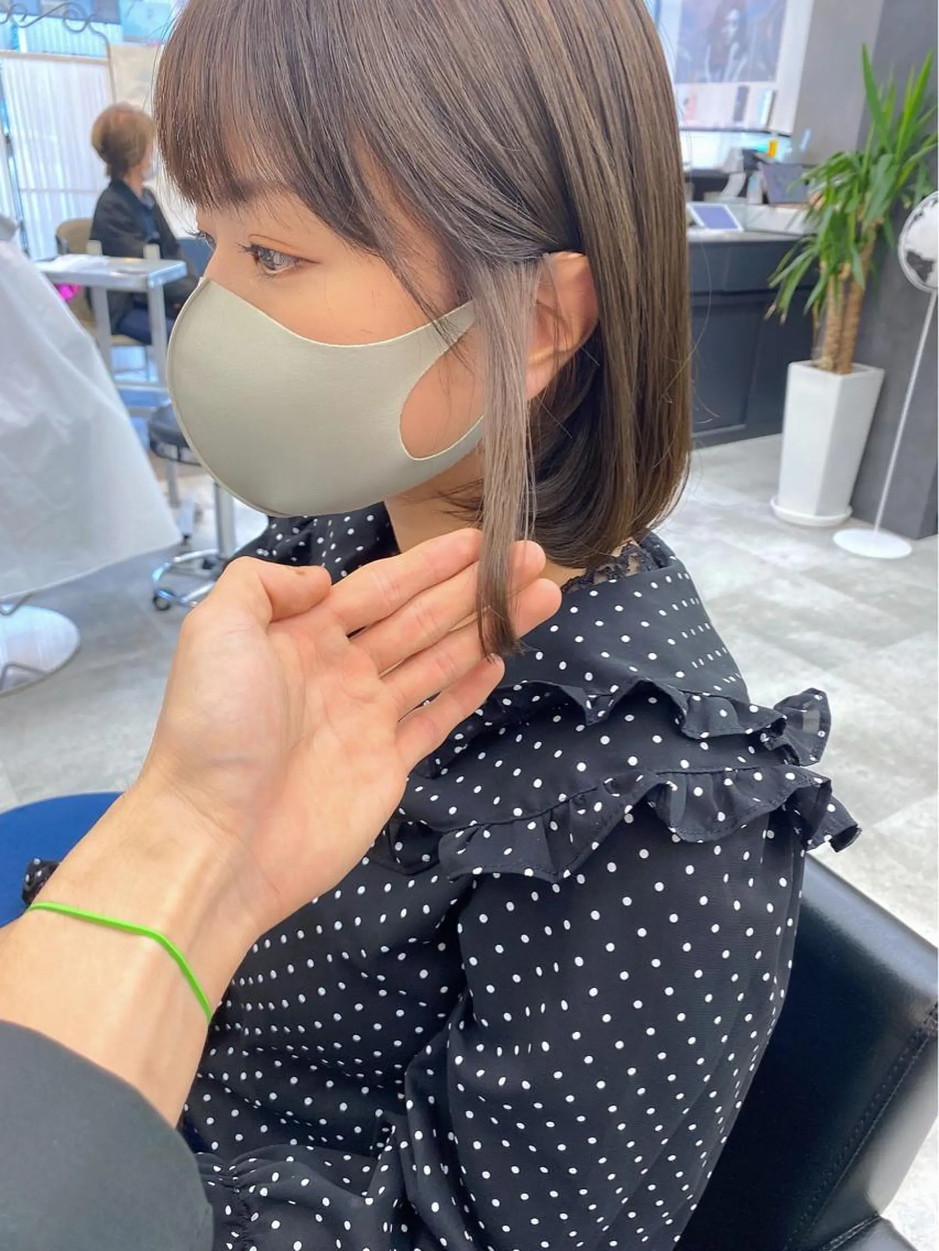 ショート カラー ヘアアレンジ ベージュカラー イヤリングカラー ミルクティーベージュ 韓国🇰🇷レイヤー カットオリーブカラーのヘアスタイル