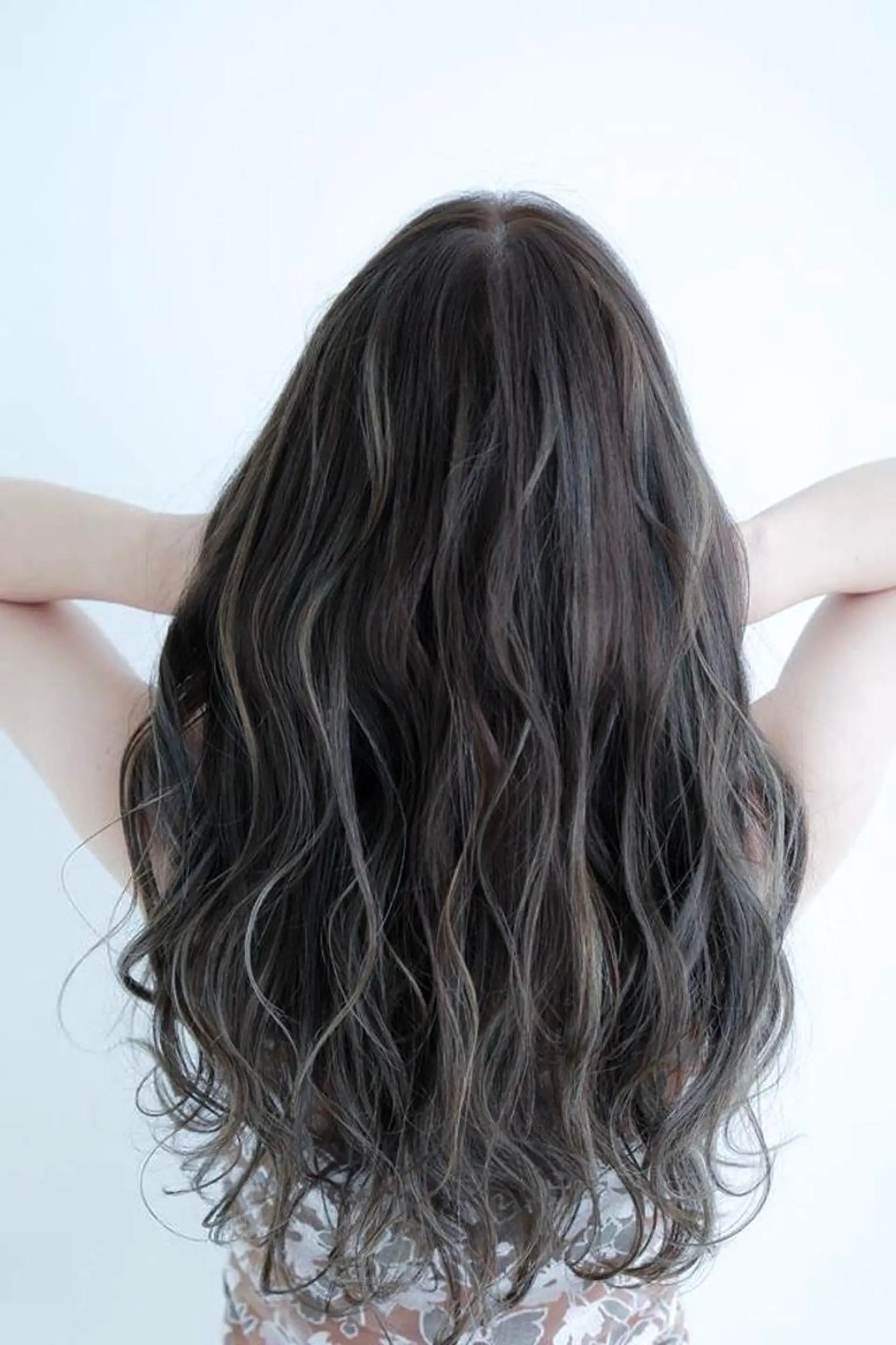 ロング カラー アッシュ ブリーチ ケアブリーチ グラデーションカラー グレージュ AMI Hair  supply所属・髪質改善カラー韓国風 レイヤーtudaのヘアスタイル