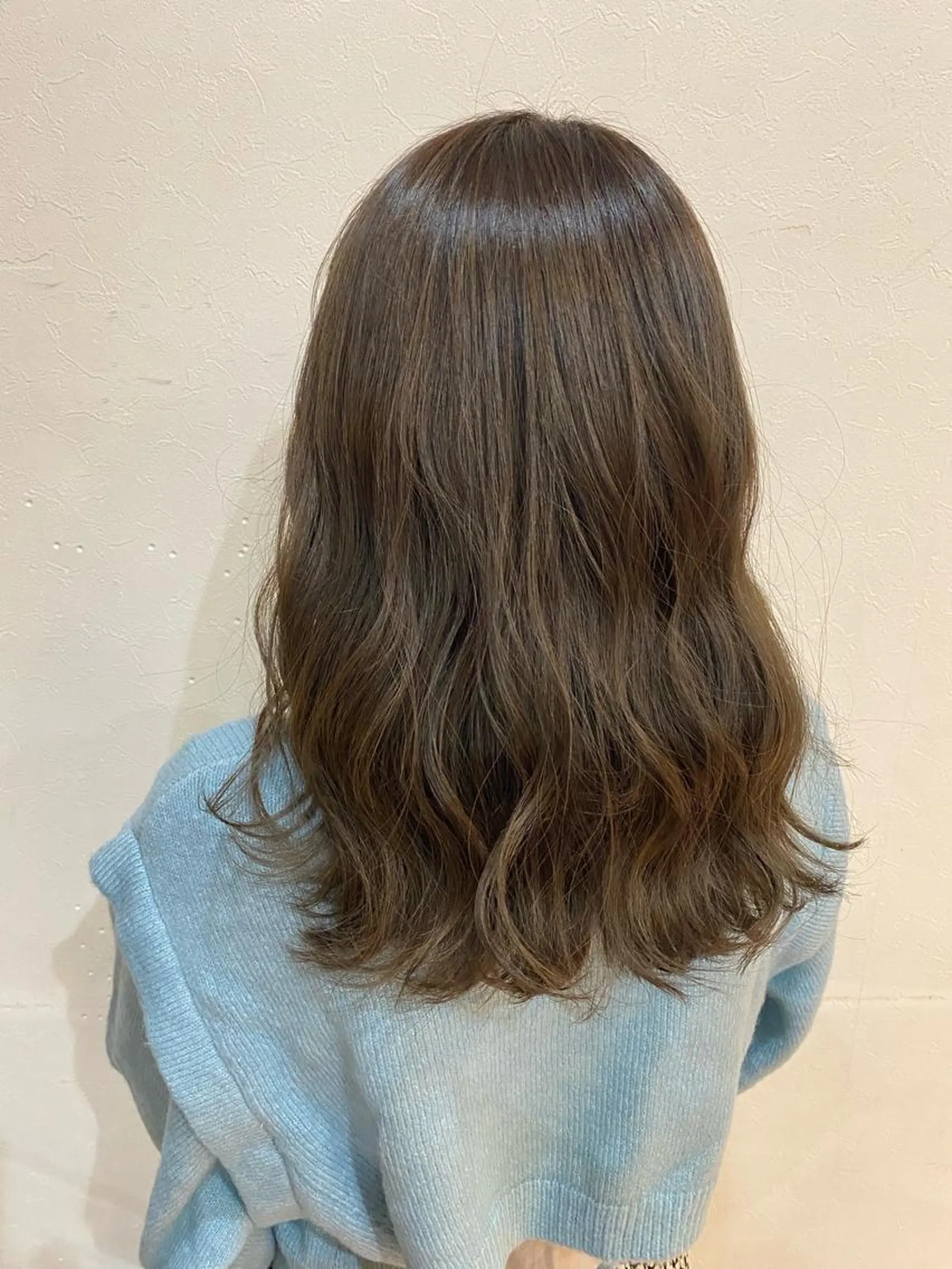 セミロング アッシュ Freez オオヤブ カホのヘアスタイル