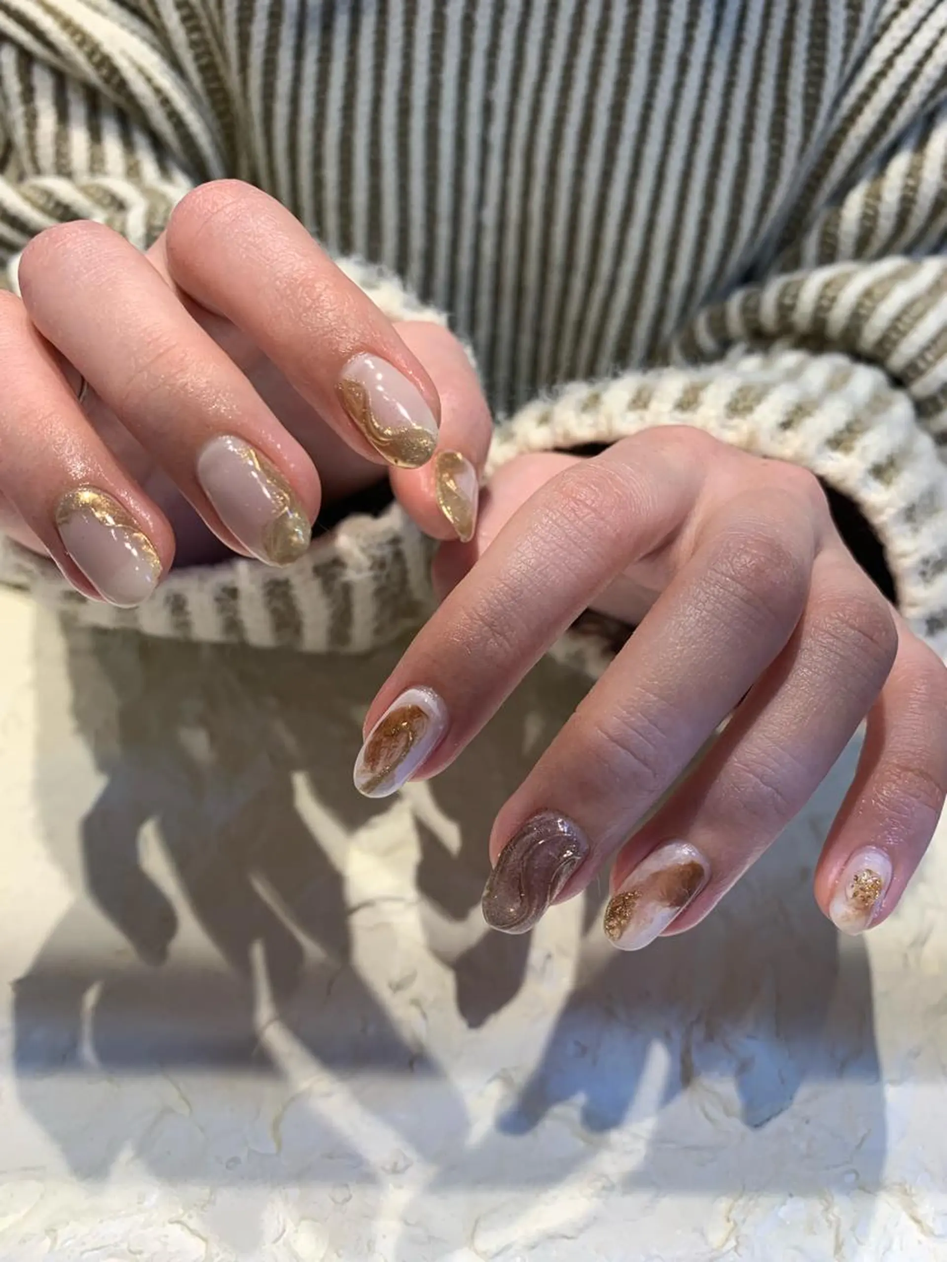 ネイル ブラウン マキノ ユイのネイルデザイン