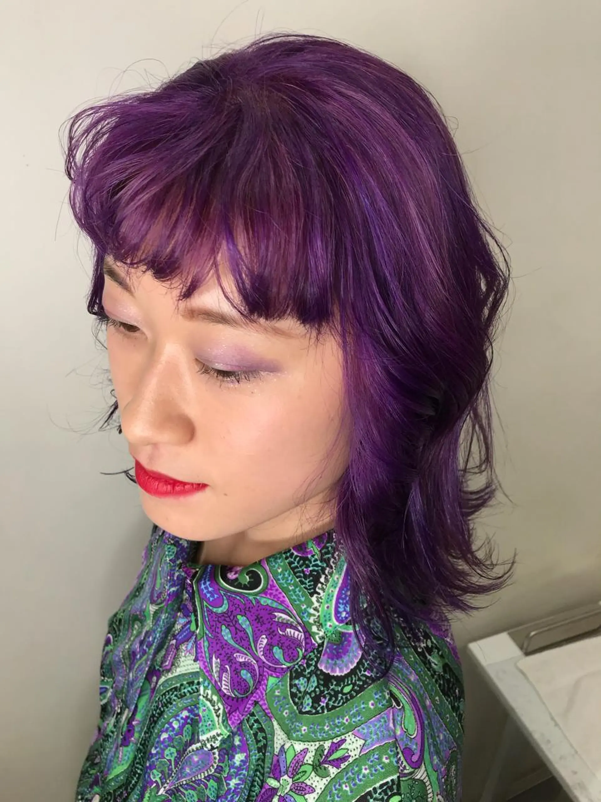 ミディアム カラー ネイル mana 暖色カラーカットのヘアスタイル