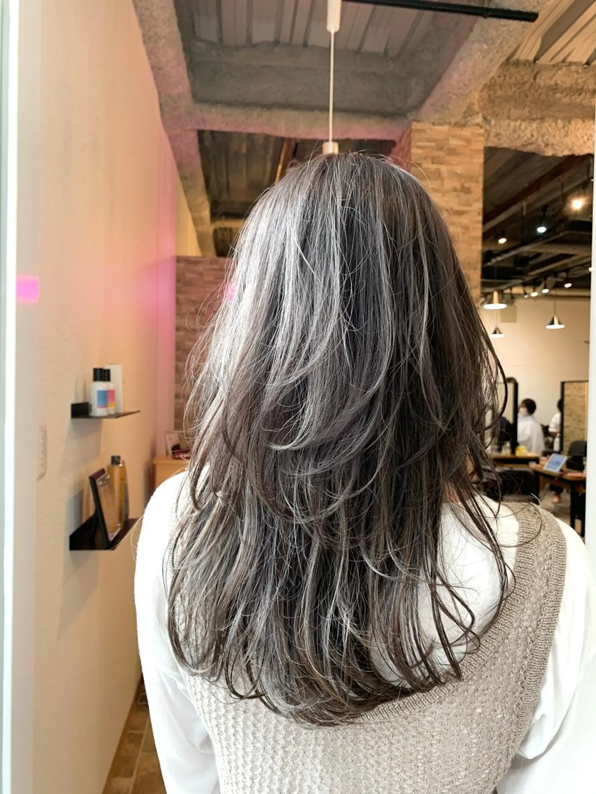 ロング カラー グレージュ ハイライトカラー ハイライト 吉田 聡一のヘアスタイル