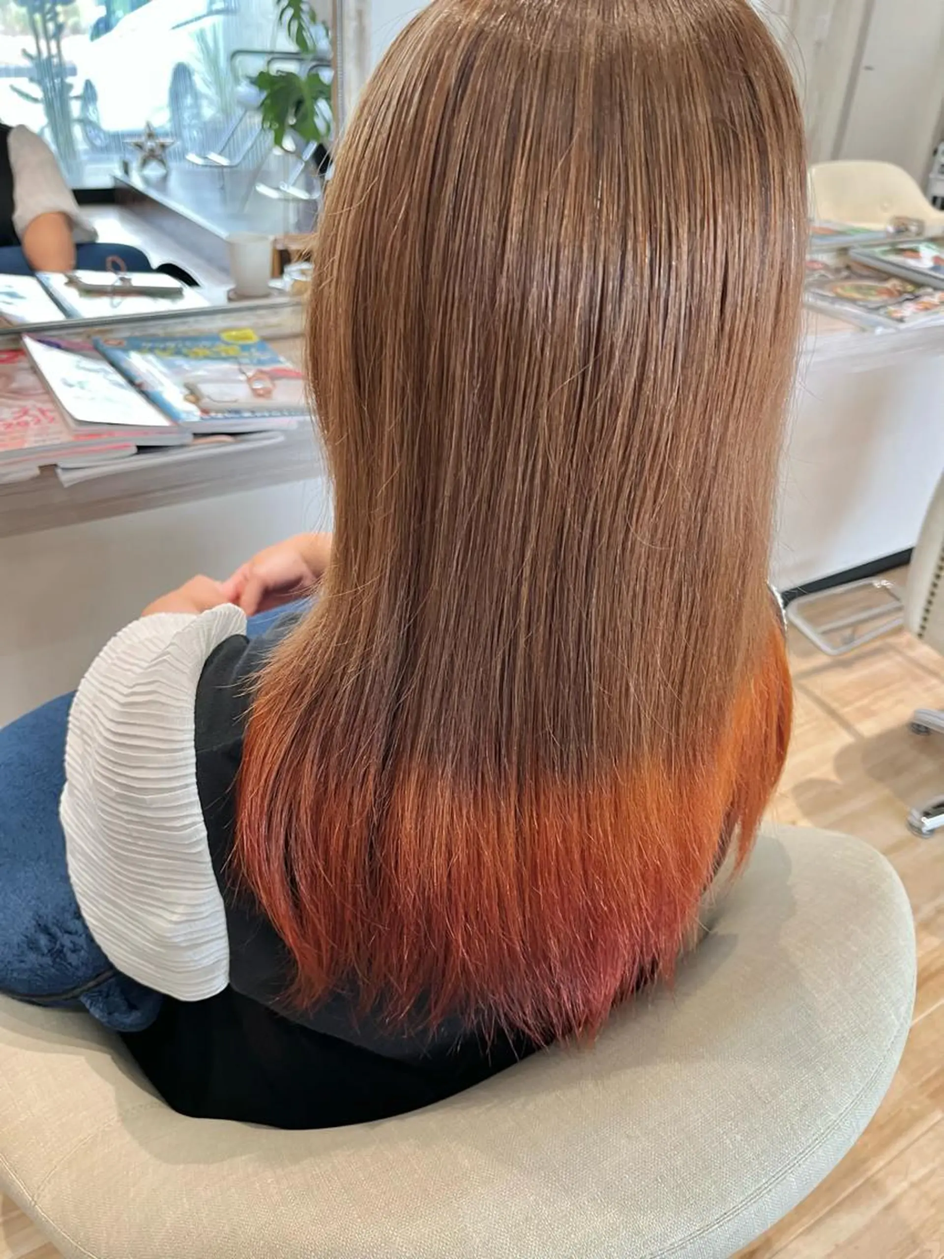 ロング カラー ブリーチ グラデーションカラー オレンジ Atelier 大内のヘアスタイル