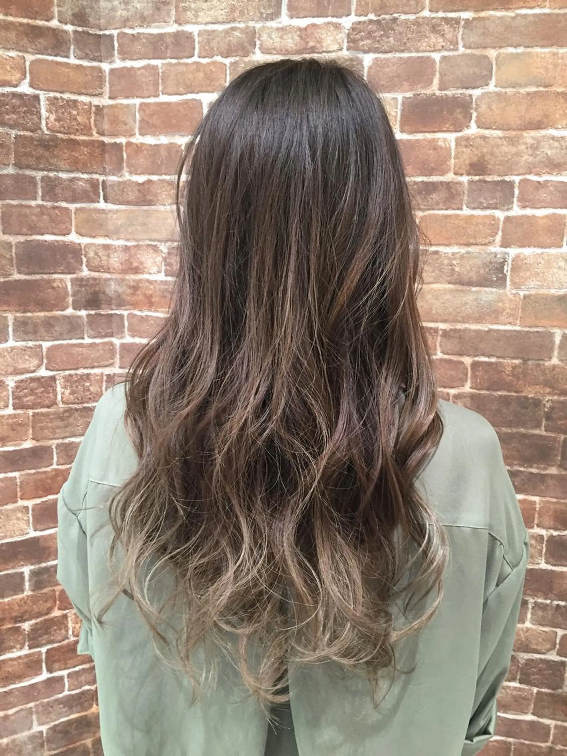 ロング カラー グラデーションカラー グレージュ 松本 明日可のヘアスタイル