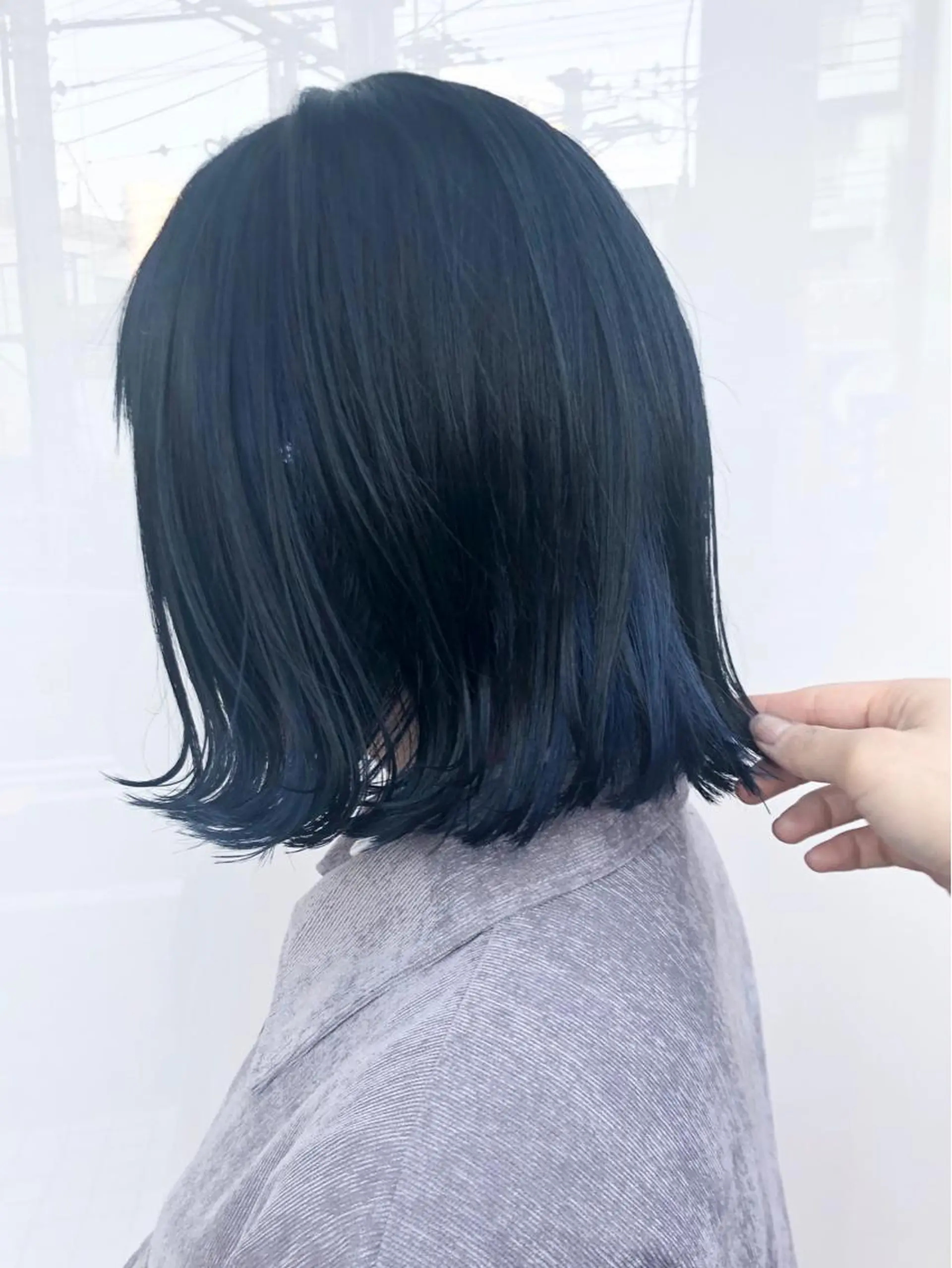 ミディアム カラー ブリーチ ネイビーカラー ウルフカット ハッシュカット/七海のヘアスタイル