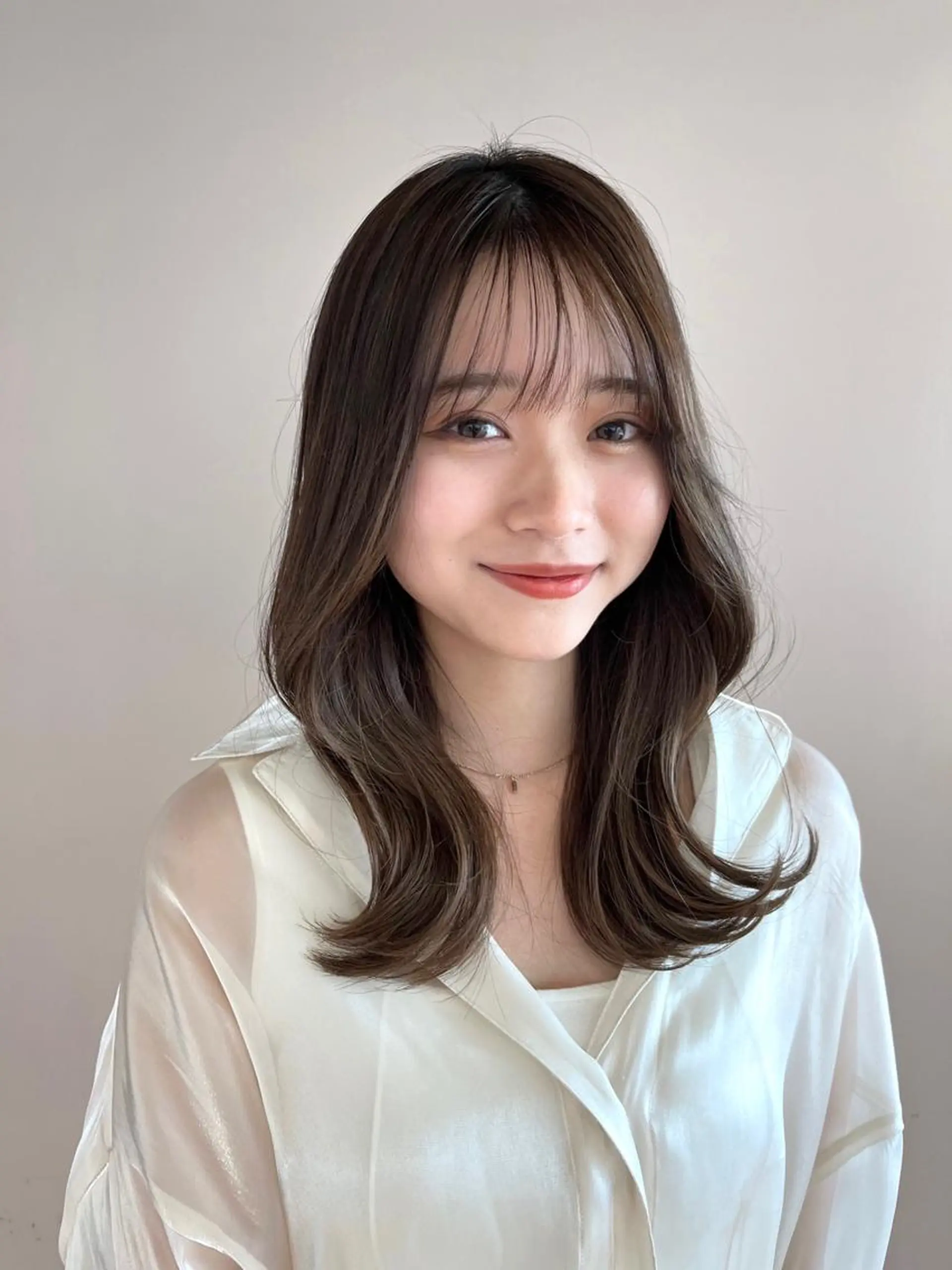 セミロング カラー くびれヘア シースルーバング 外ハネヘア 佐藤 悠衣/透明感 カラー/似合わせ前髪のヘアスタイル