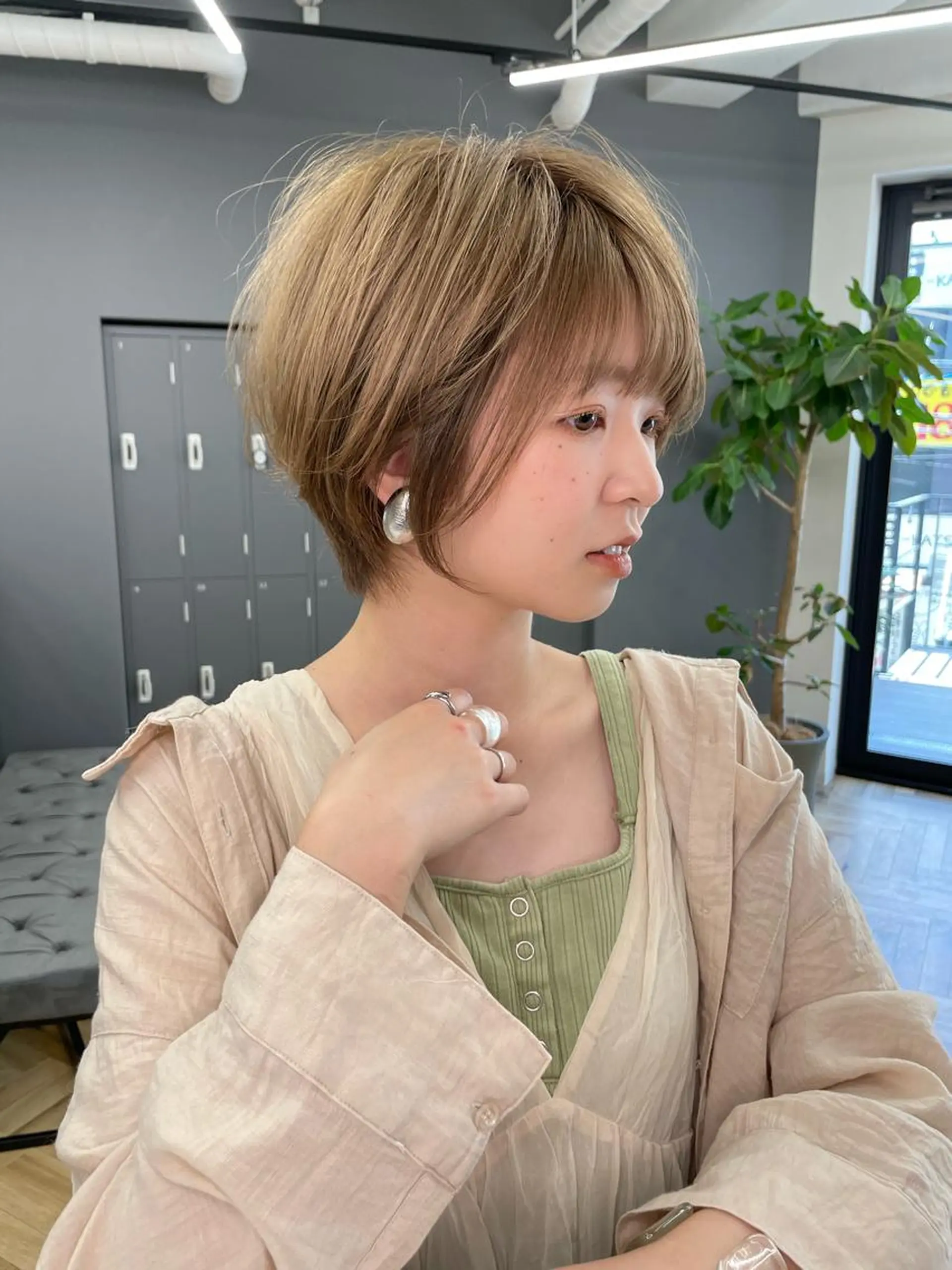 ショート カラー ベージュカラー ブリーチ オリーブベージュ GIEN 末吉 海斗のヘアスタイル