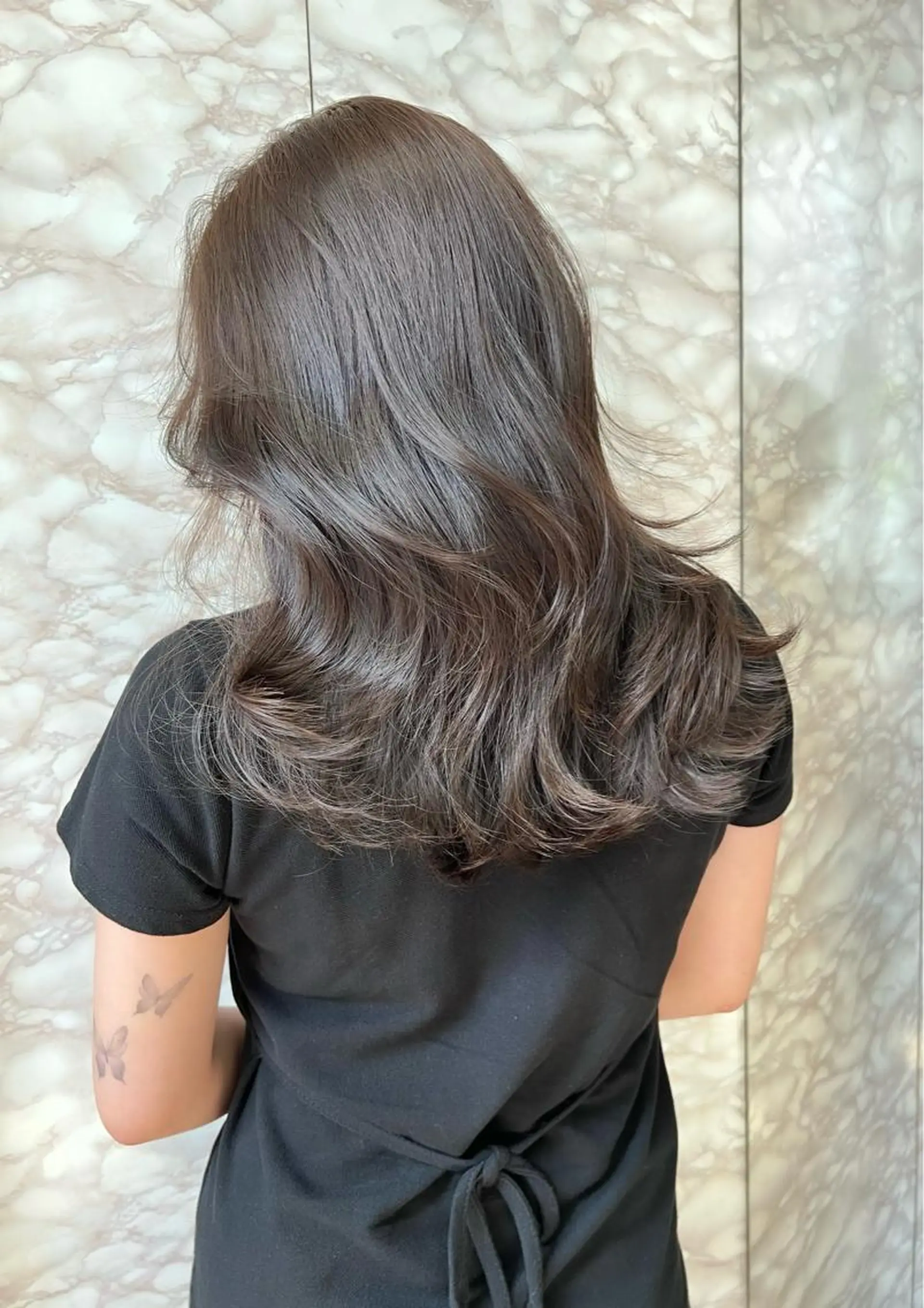 ロング カラー ブリーチ 透明感カラー グレージュ ブリーチなしカラー 🌟小顔レイヤー× 赤み消し透明感カラーのヘアスタイル