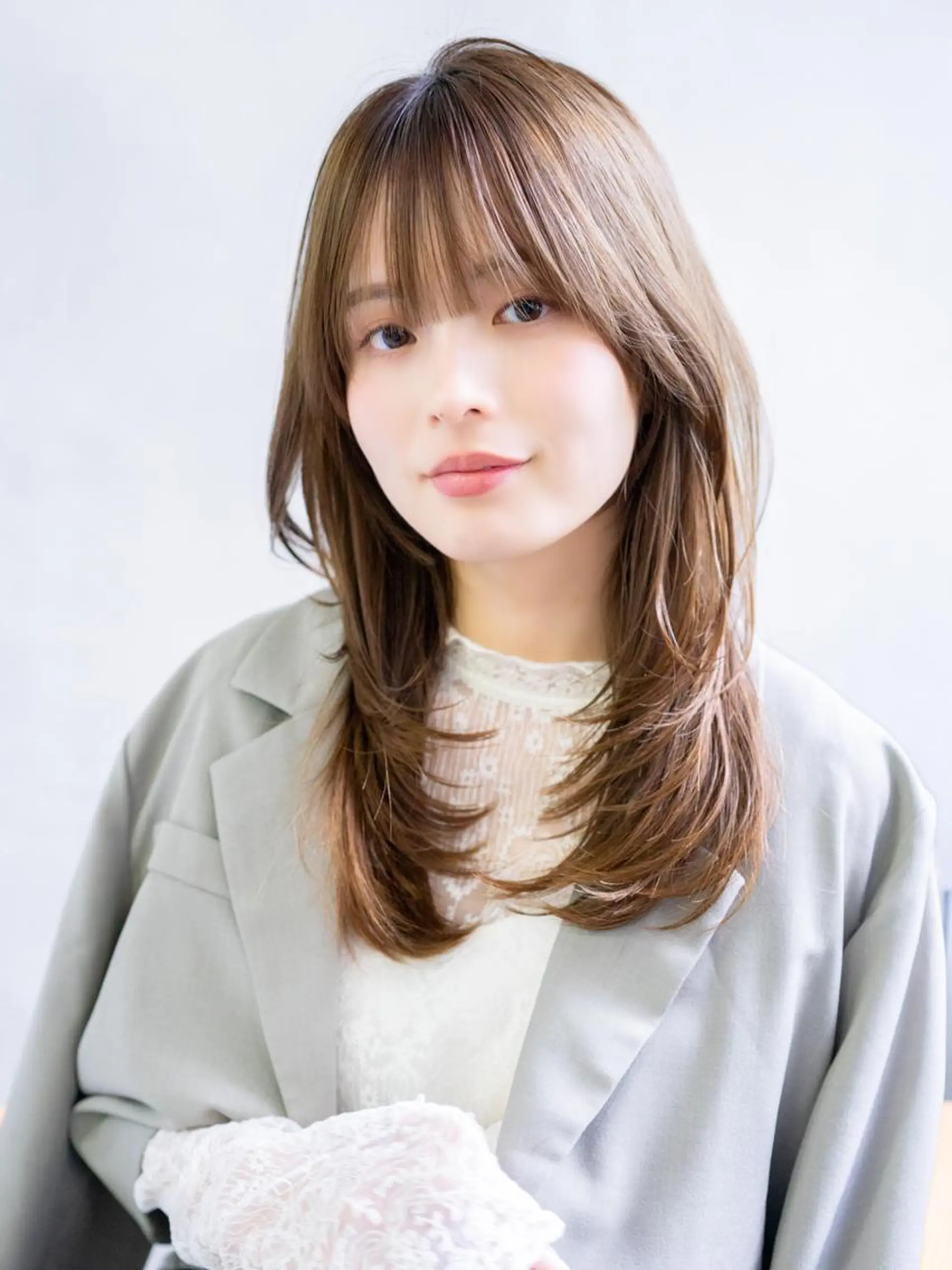 ミディアム Eight White／AIRIのヘアスタイル