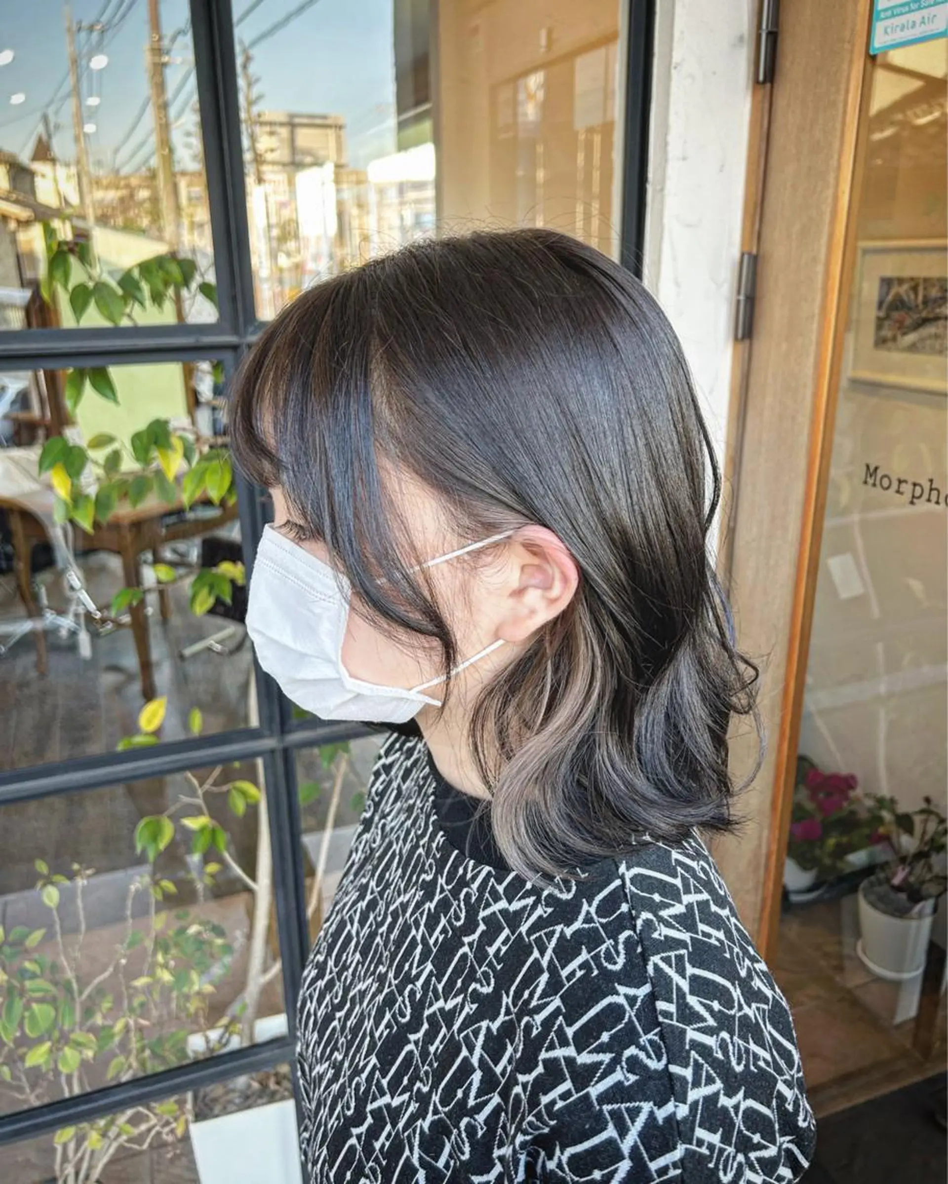 セミロング カラー ベージュカラー ブリーチ イヤリングカラー フォギーベージュ グレージュ 井上 花音のヘアスタイル