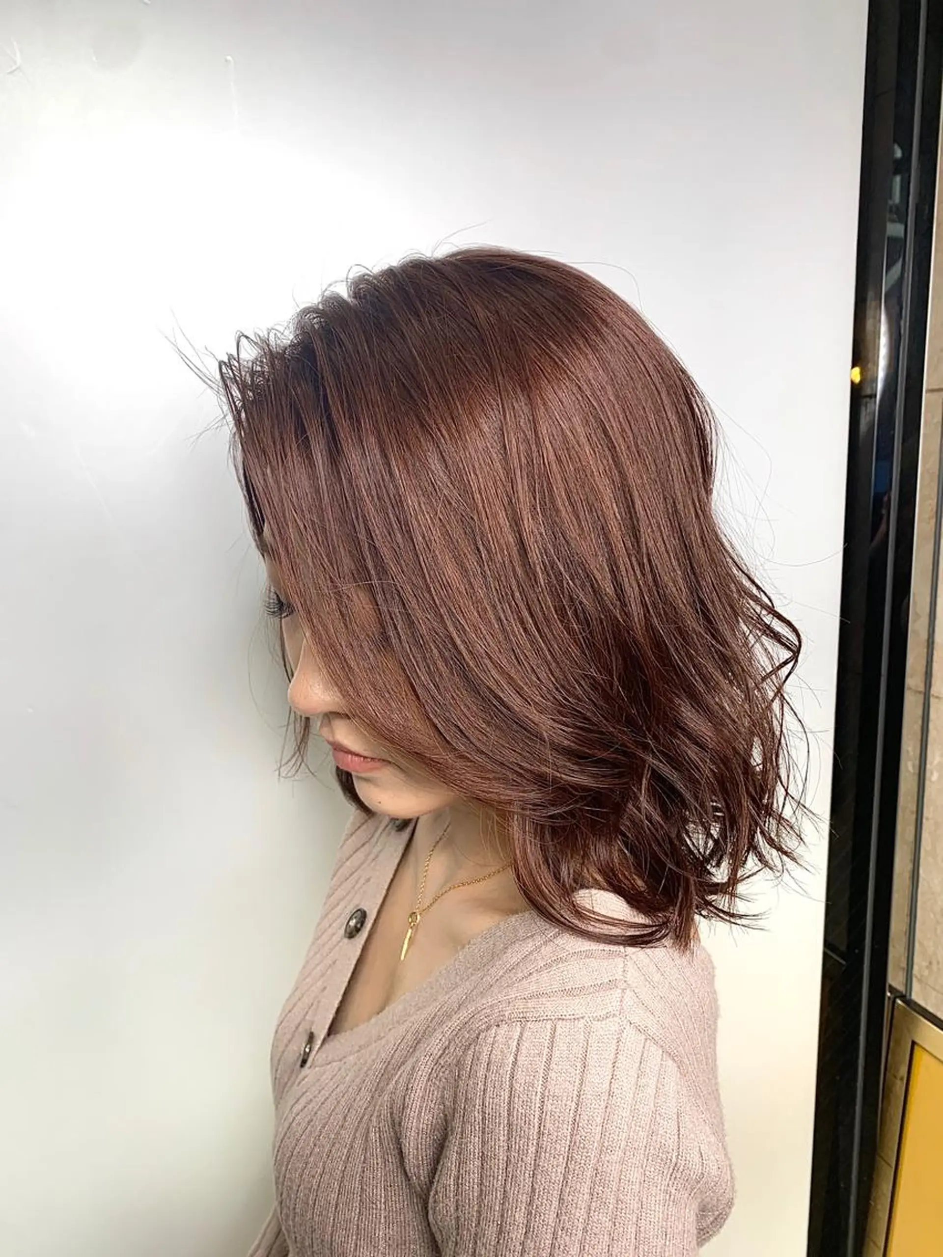 ショート カラー ヘアアレンジ 🌟小顔レイヤー× 赤み消し透明感カラーのヘアスタイル