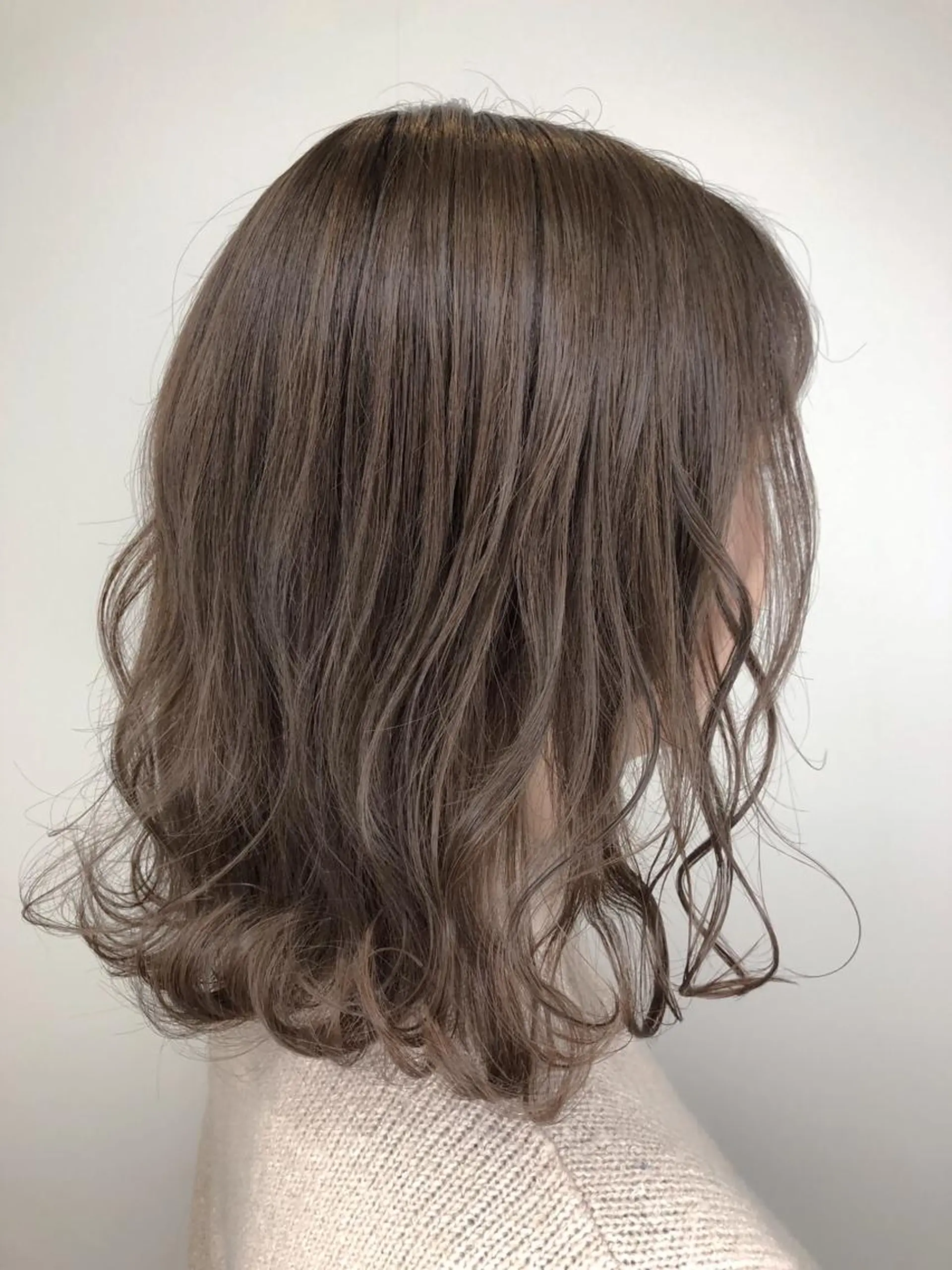 ミディアム カラー ブリーチ グレージュ ミルクティーグレージュ 【透明感、艶髪】西村 有司のヘアスタイル